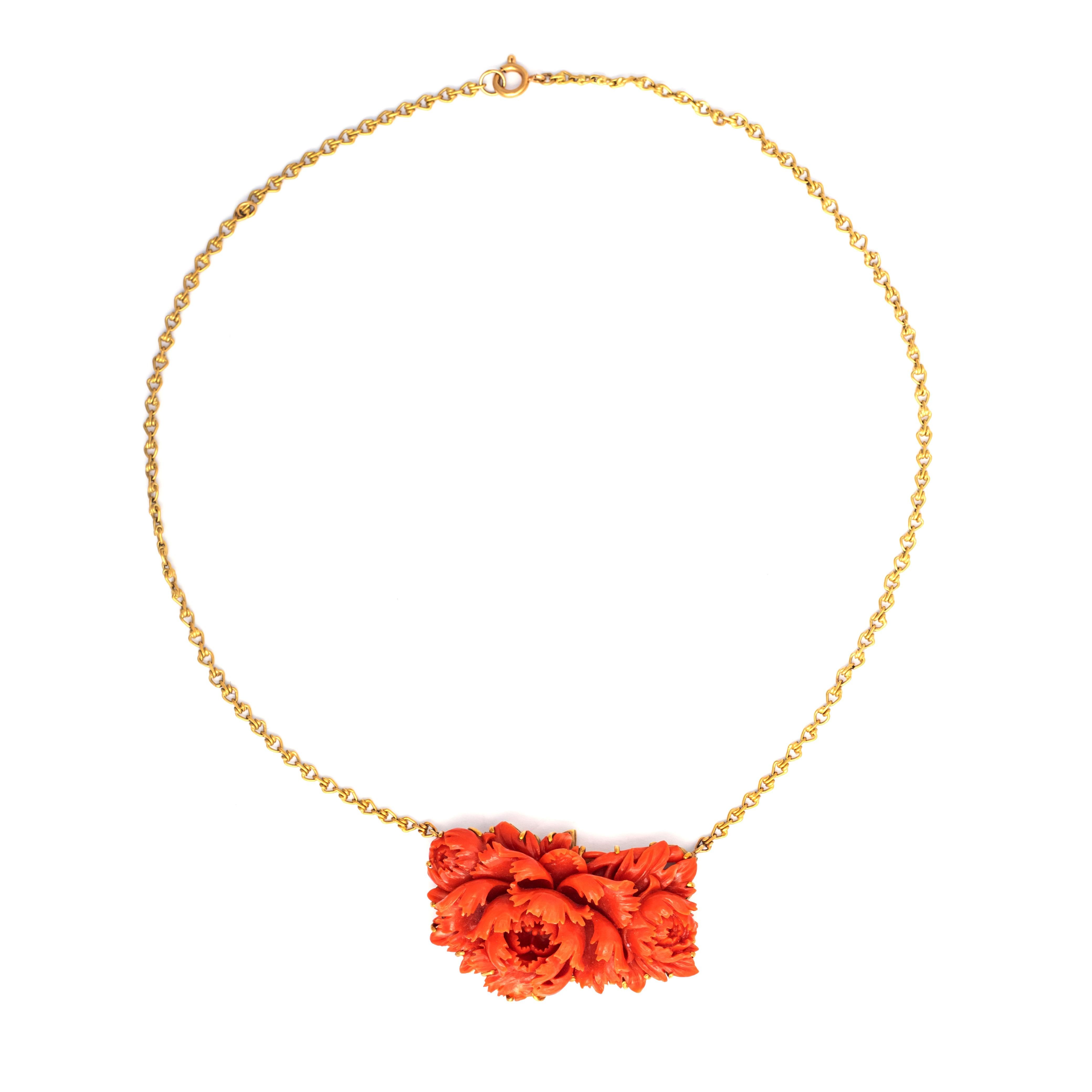 Corallo significativo (corallium rubrum) Ciondolo intagliato a forma di fiore e catena in oro giallo.
Circa 1950.

Peso totale: 32.61 grammi.
Lunghezza totale della catena: circa 46.00 centimetri.
Dimensioni del ciondolo: circa 5,00 cm x 3,10 cm x