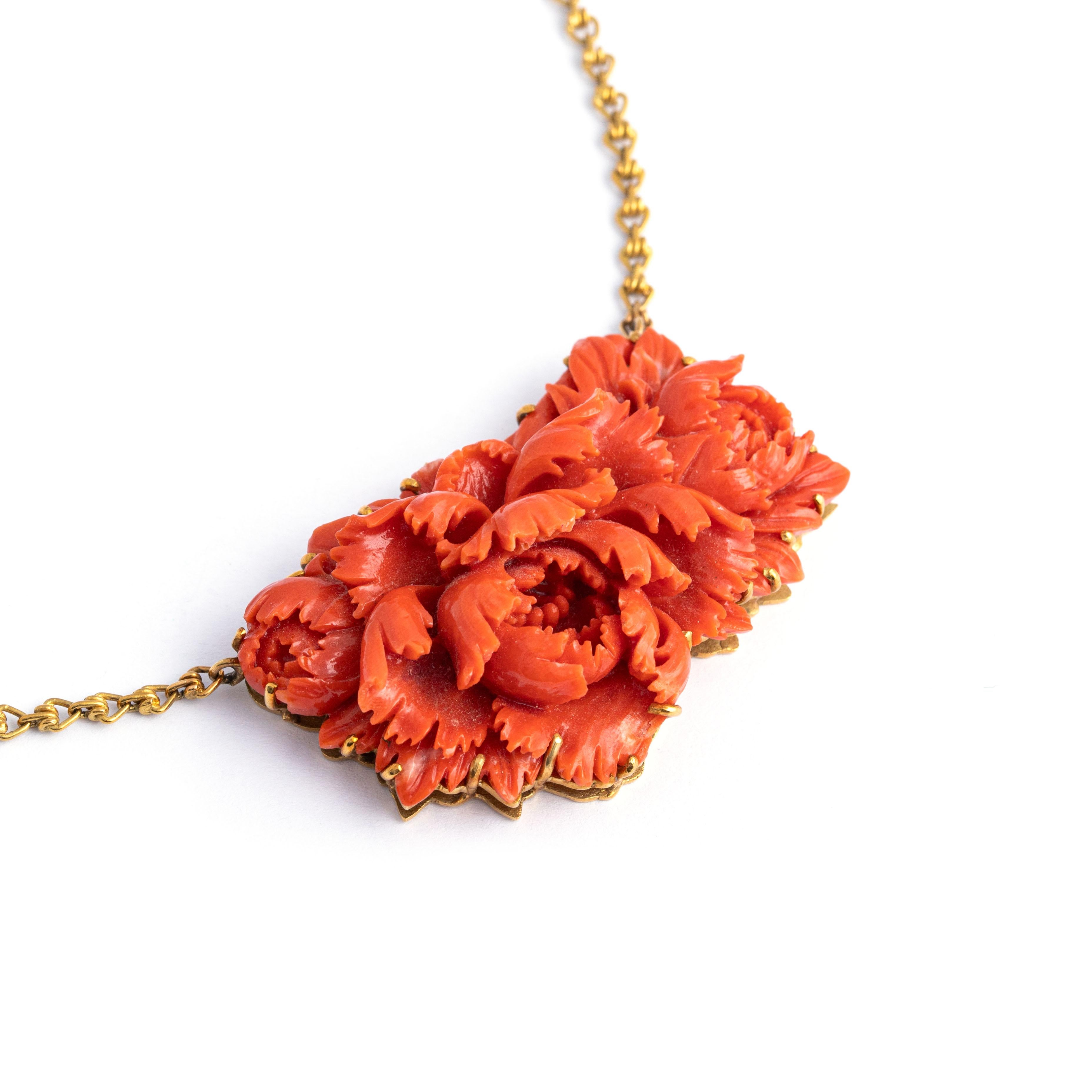Estetismo Significativo fiore di corallo Collana a catena con ciondolo in oro in vendita