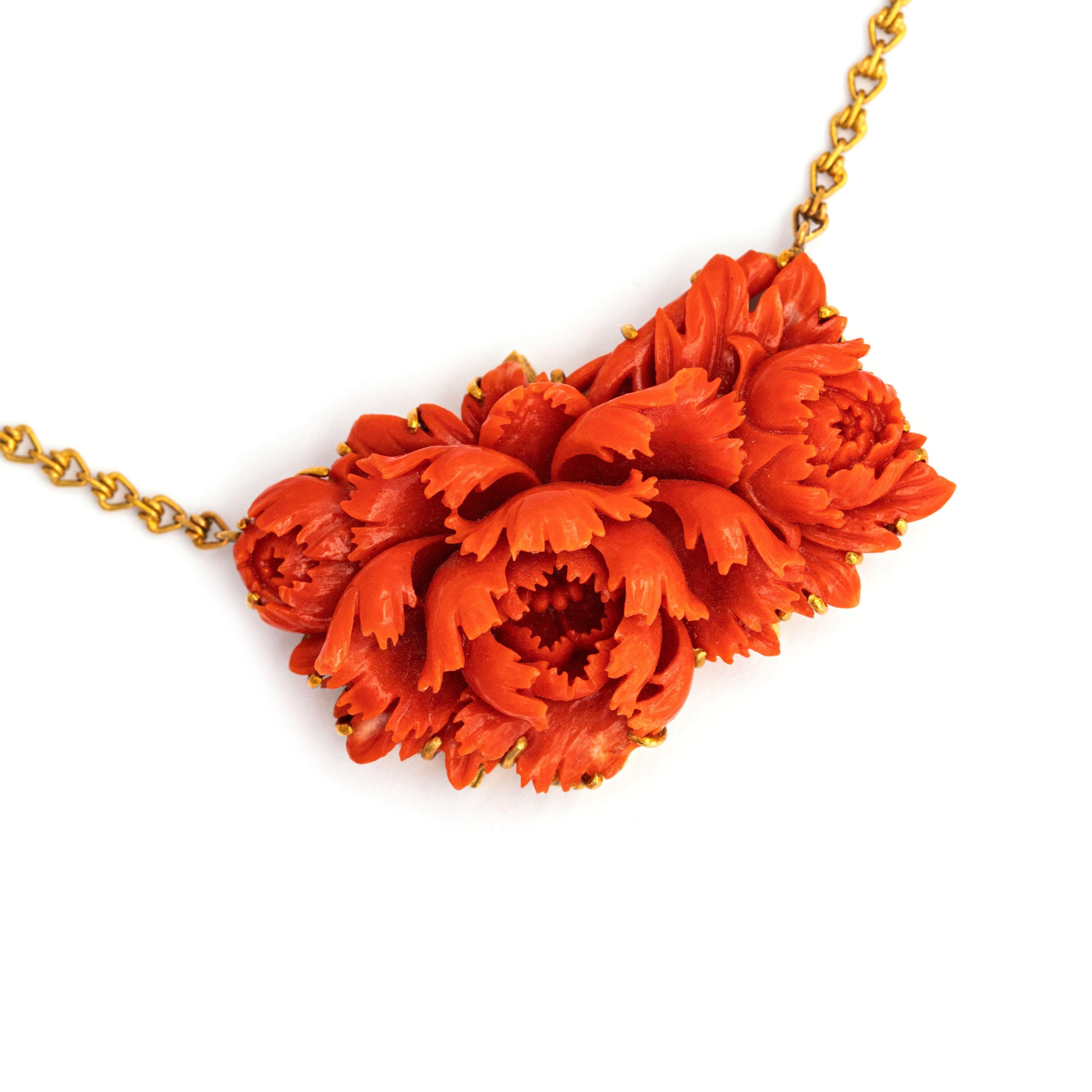 Significativo fiore di corallo Collana a catena con ciondolo in oro In condizioni buone in vendita a Geneva, CH