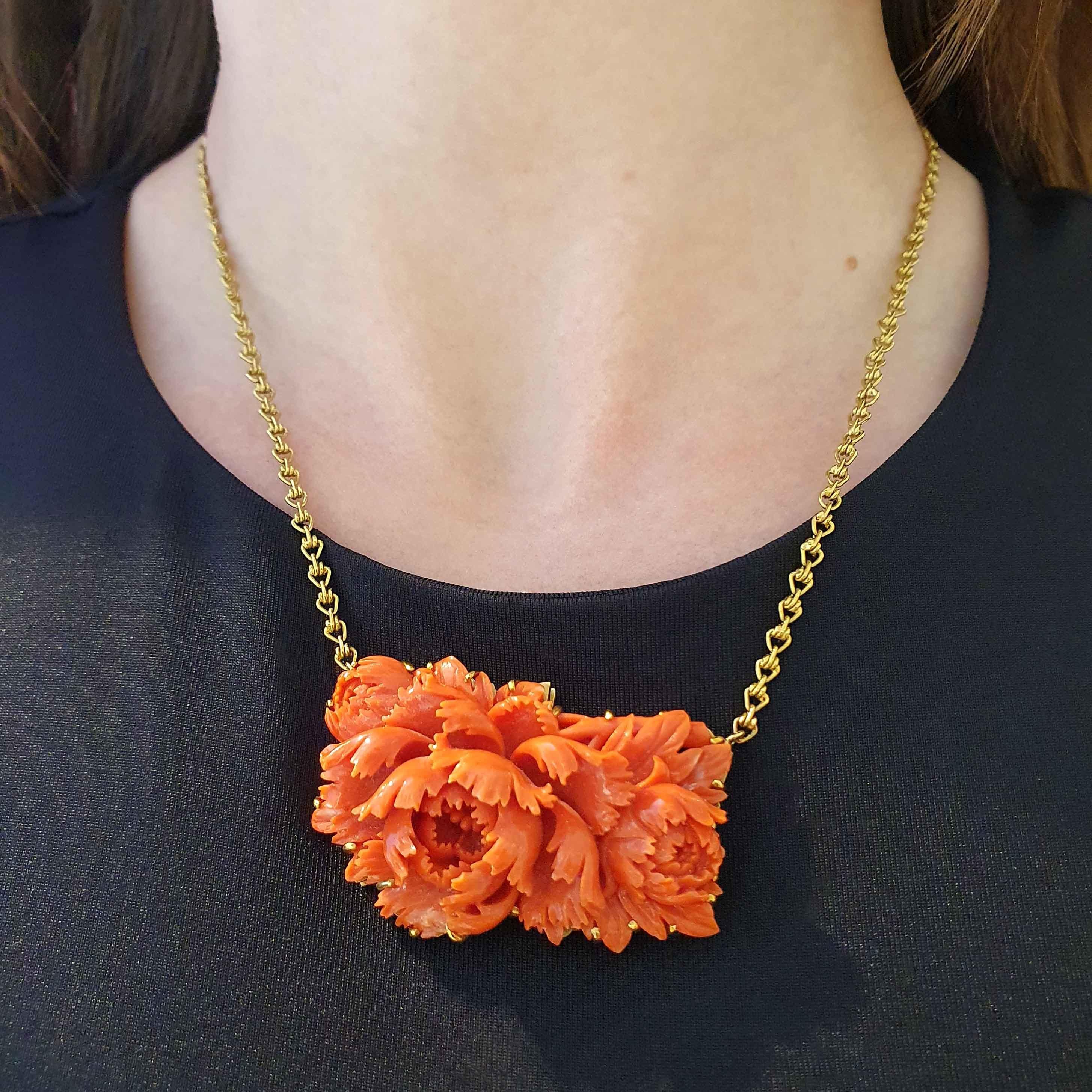 Significativo fiore di corallo Collana a catena con ciondolo in oro in vendita 1