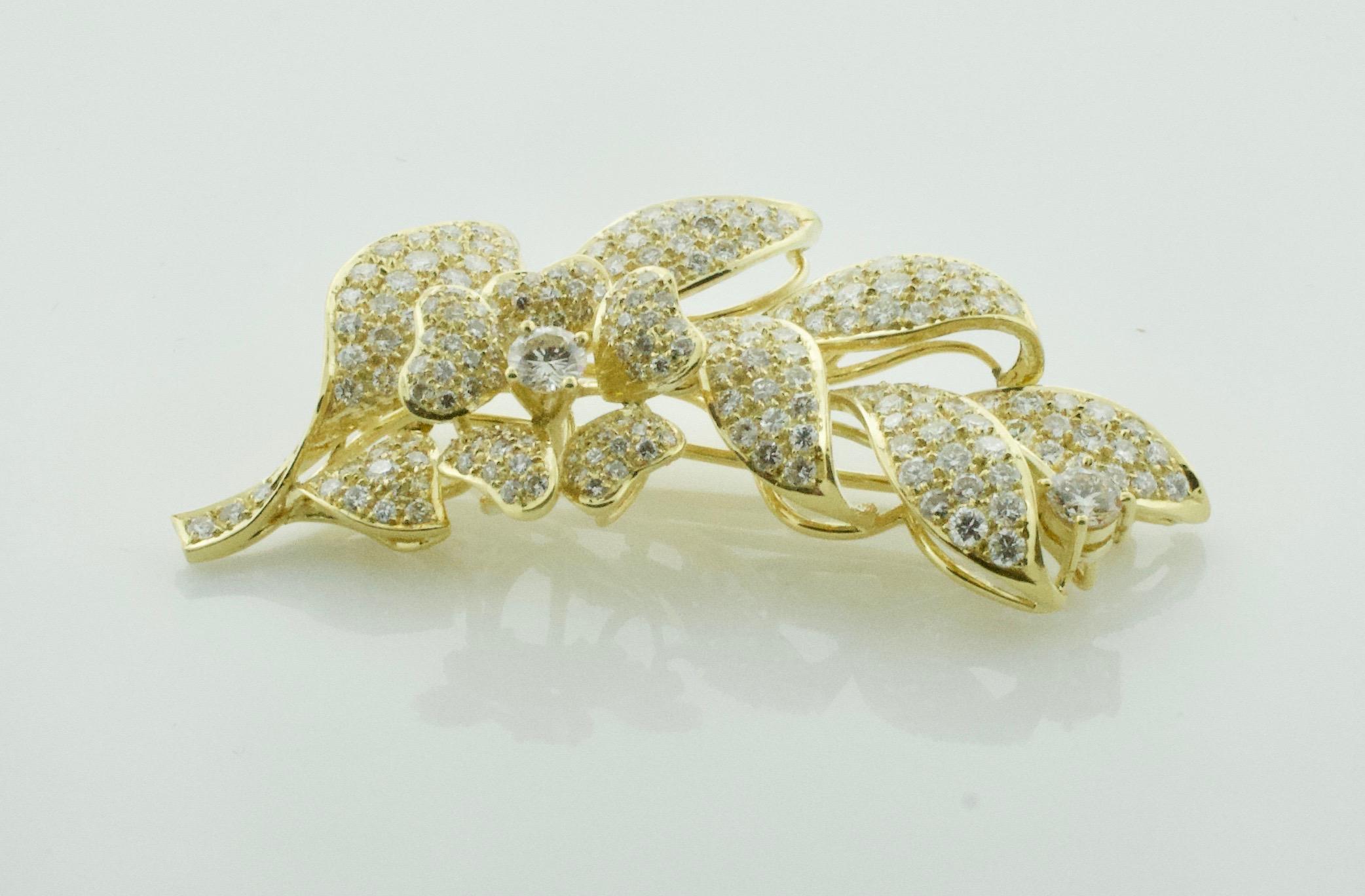 Significant Diamond Flower Brooch 7.65 Carat In Excellent Condition For Sale In Wailea, HI