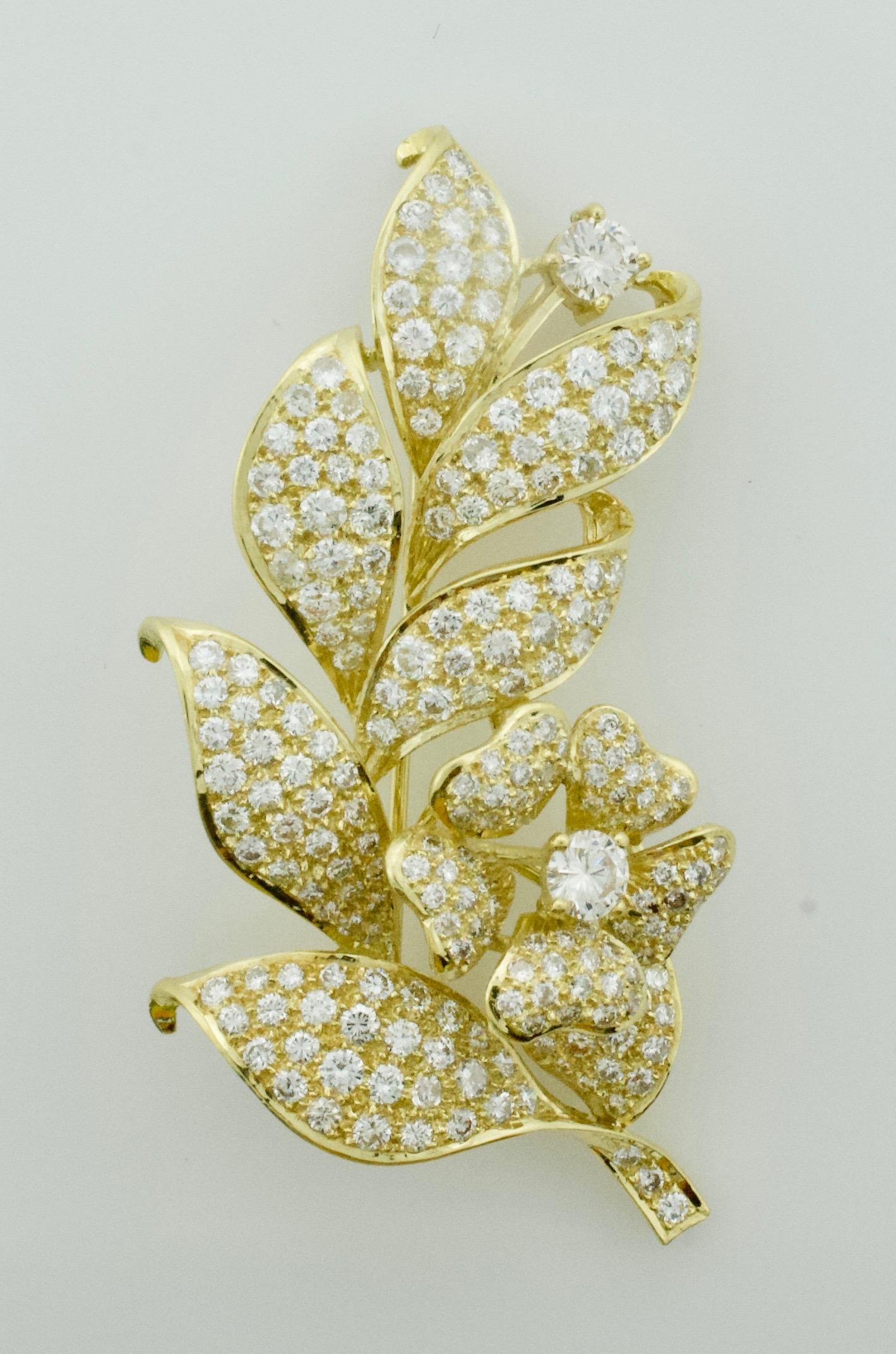 Significant Diamond Flower Brooch 7.65 Carat For Sale 4