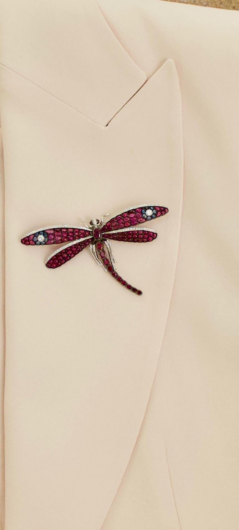 Significant Dragonfly Brooch with Rubies, Sapphires and Diamonds in 18 Karat For Sale 2