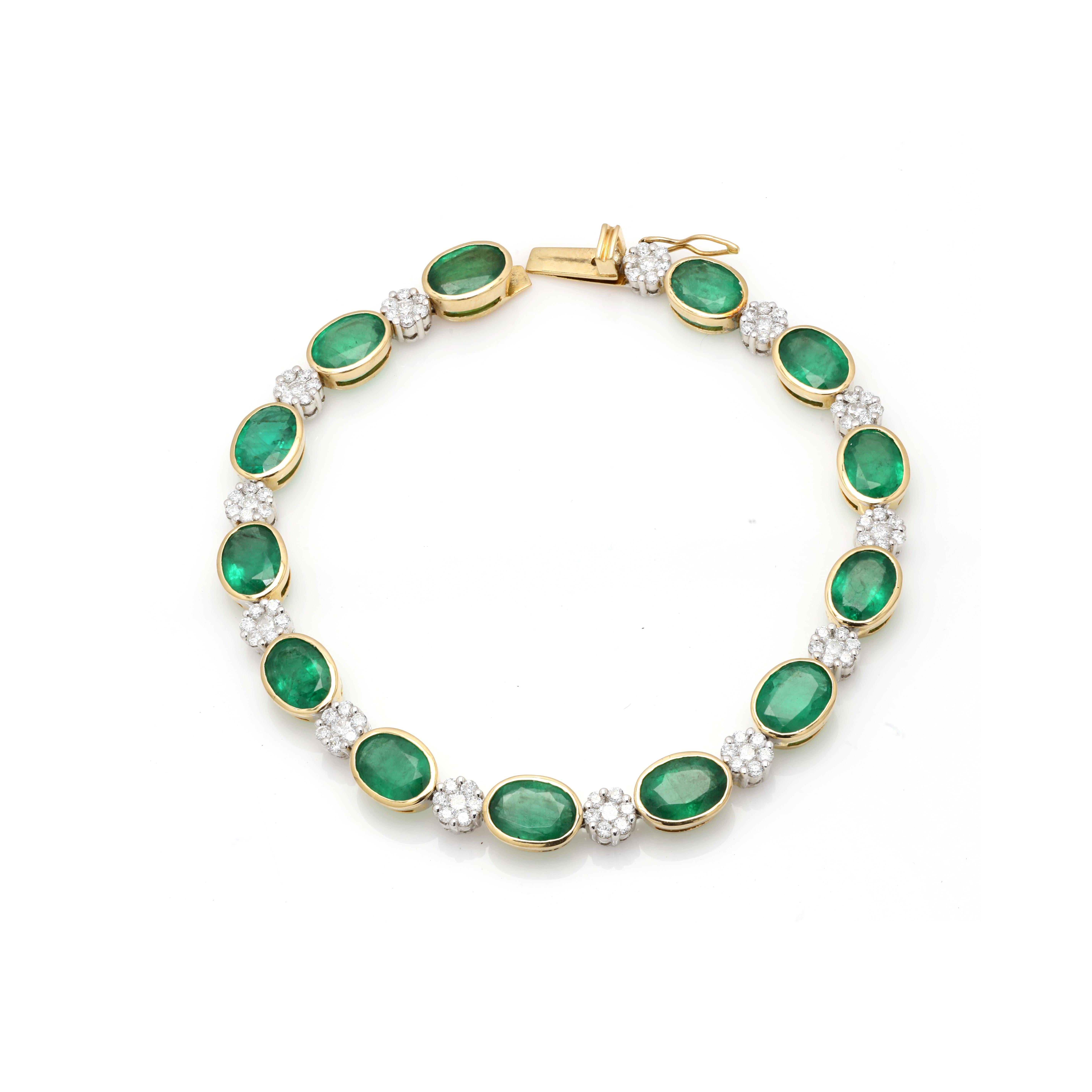 Dieses Alternate Diamond and Emerald Tennis Bracelet aus 18 Karat Gold präsentiert 13 unendlich funkelnde natürliche Smaragde mit einem Gewicht von 14,35 Karat und Diamanten mit einem Gewicht von 1,84 Karat. Es misst 7,5 Zoll in der Länge. 
Smaragd