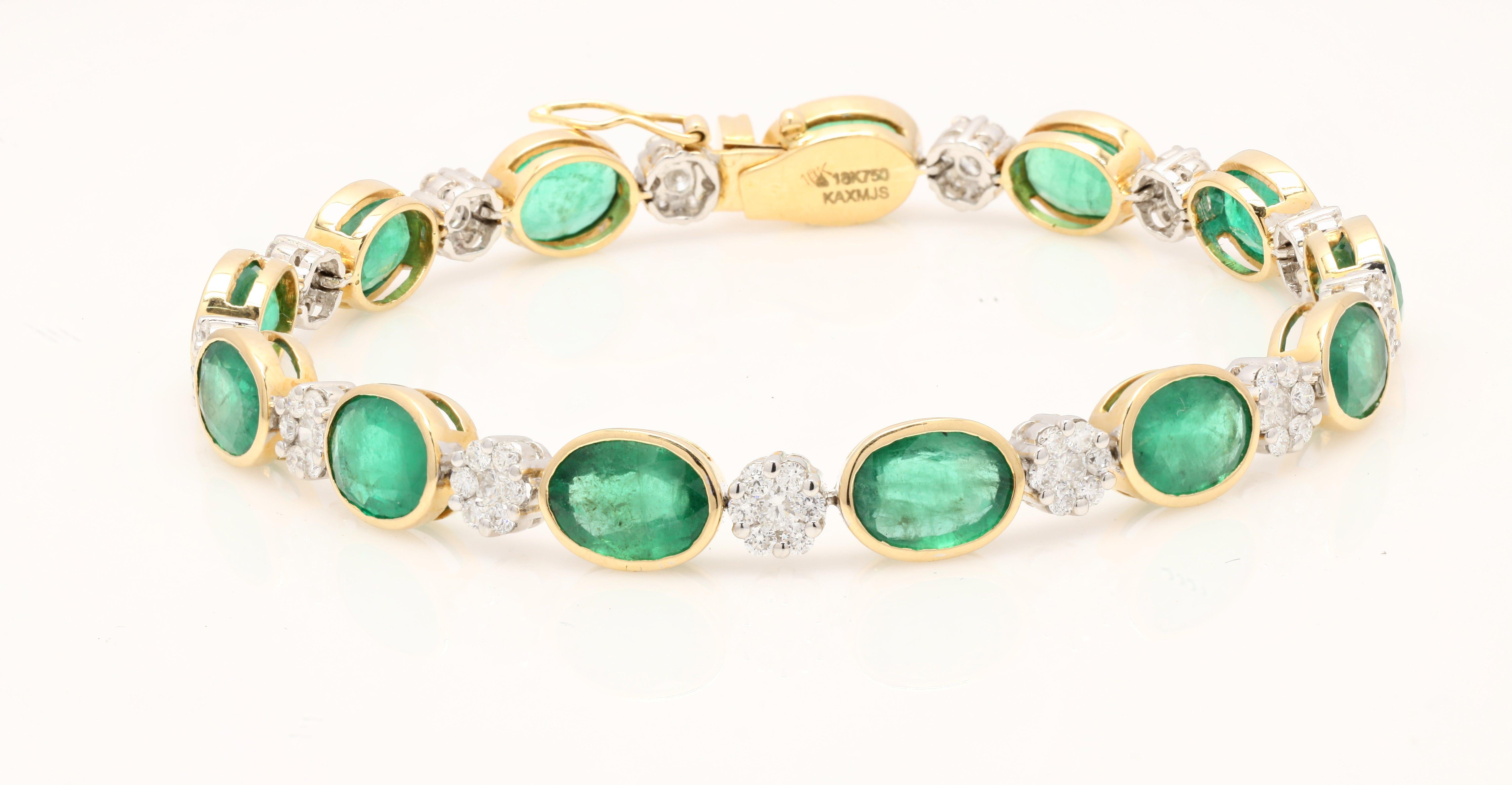 Taille ovale Bracelet tennis en or jaune massif 18 carats avec diamants et émeraudes en vente