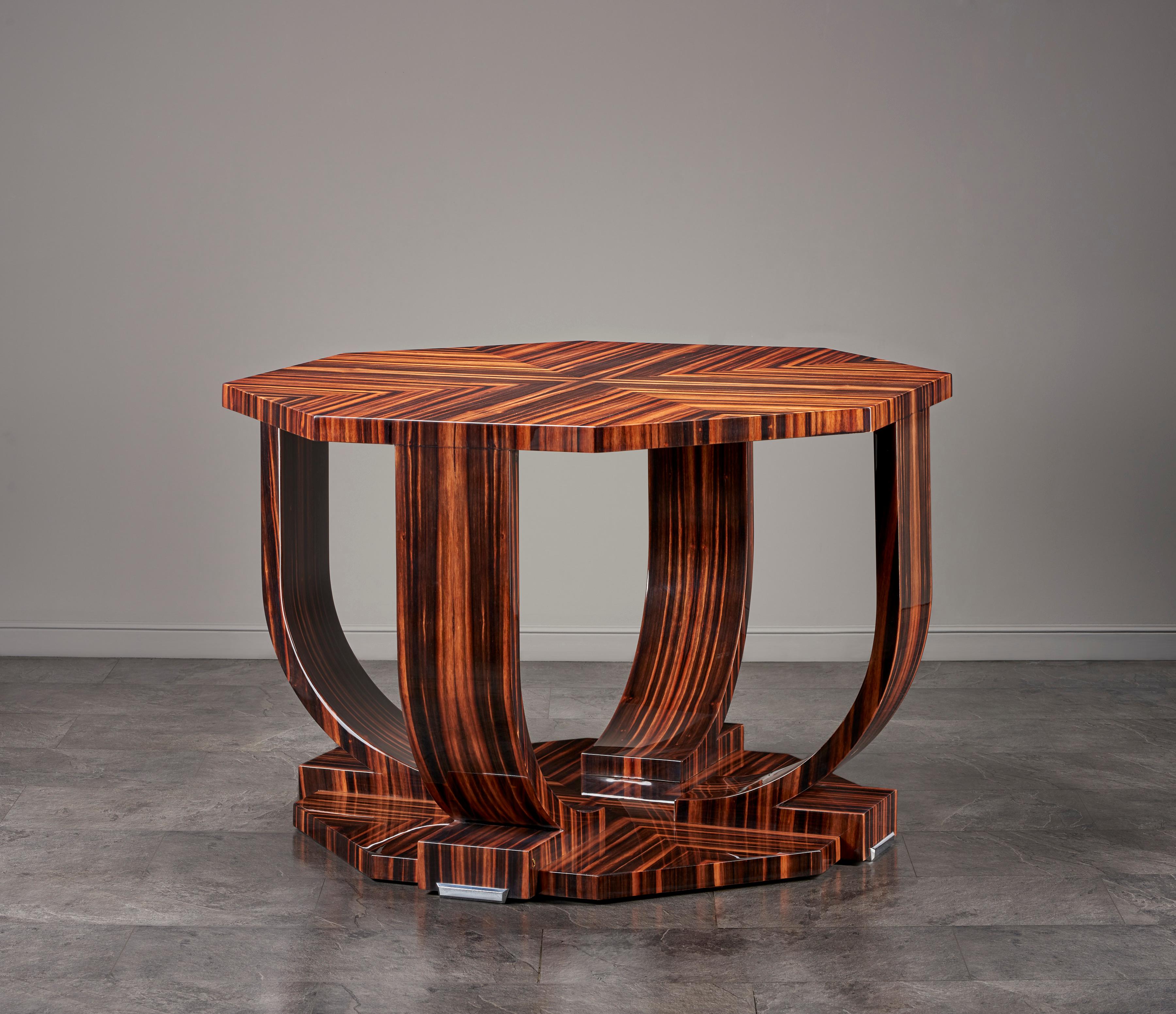 SIGNO FOYER TABLE

A signature piece that will draw attention, it belongs to a lush entrance hall or serves as the centerpiece of a salon. Its unique octagonal shape is inspired by ancient art and is the characteristic of aristocracy. The
