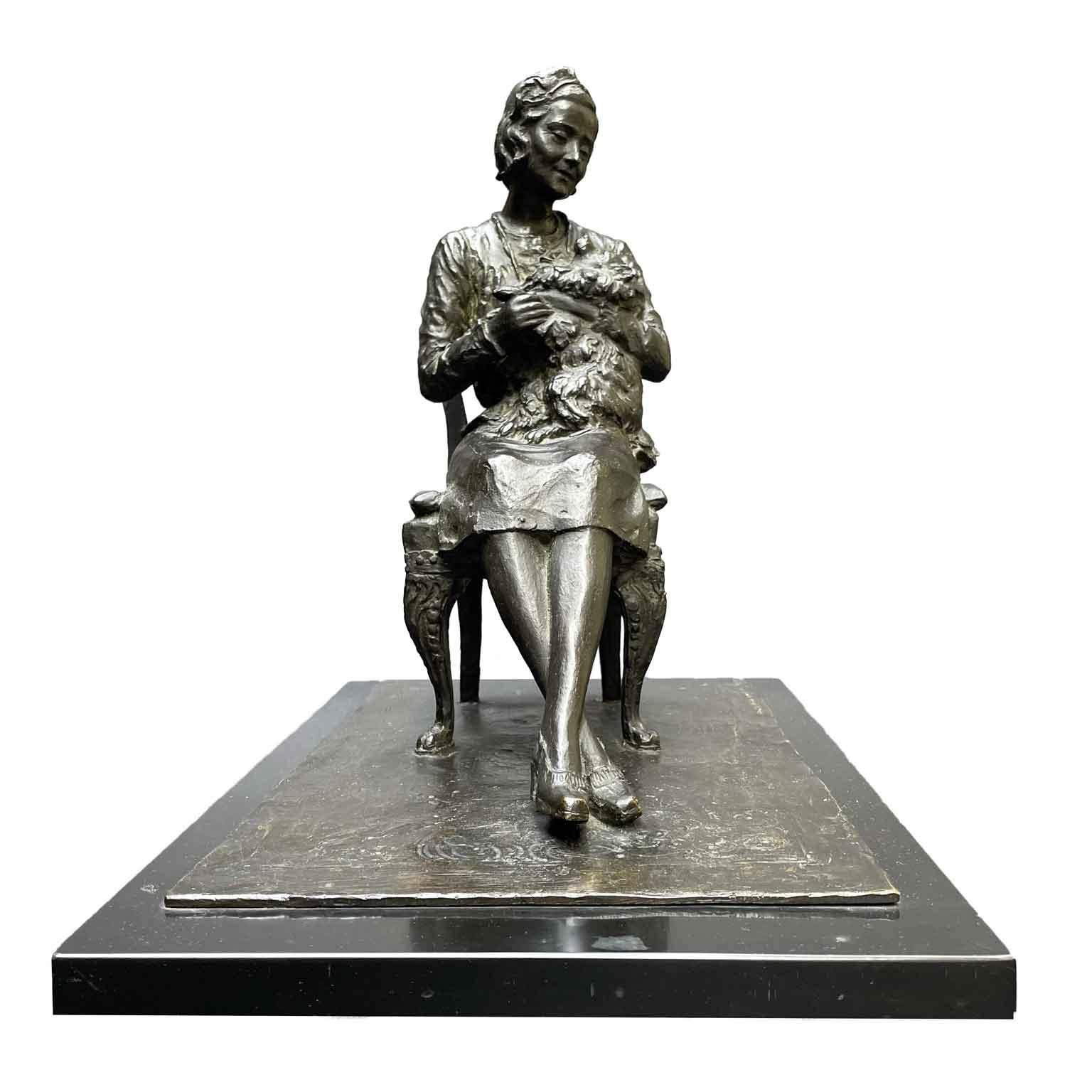Seated Lady with Dog in Arm Bronze Sculpture Leonardo Secchi 1942 In Good Condition For Sale In Milan, IT