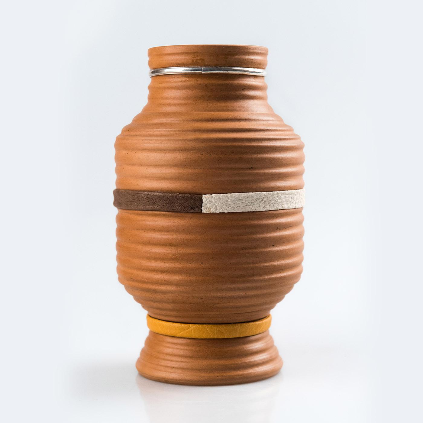 An iconic and singular design from the refined collections of vases by Seleusi, this piece is handmade of first-rate materials following timeless techniques of the Italian artisanal tradition. Shaped by a series of concentric circles, it is