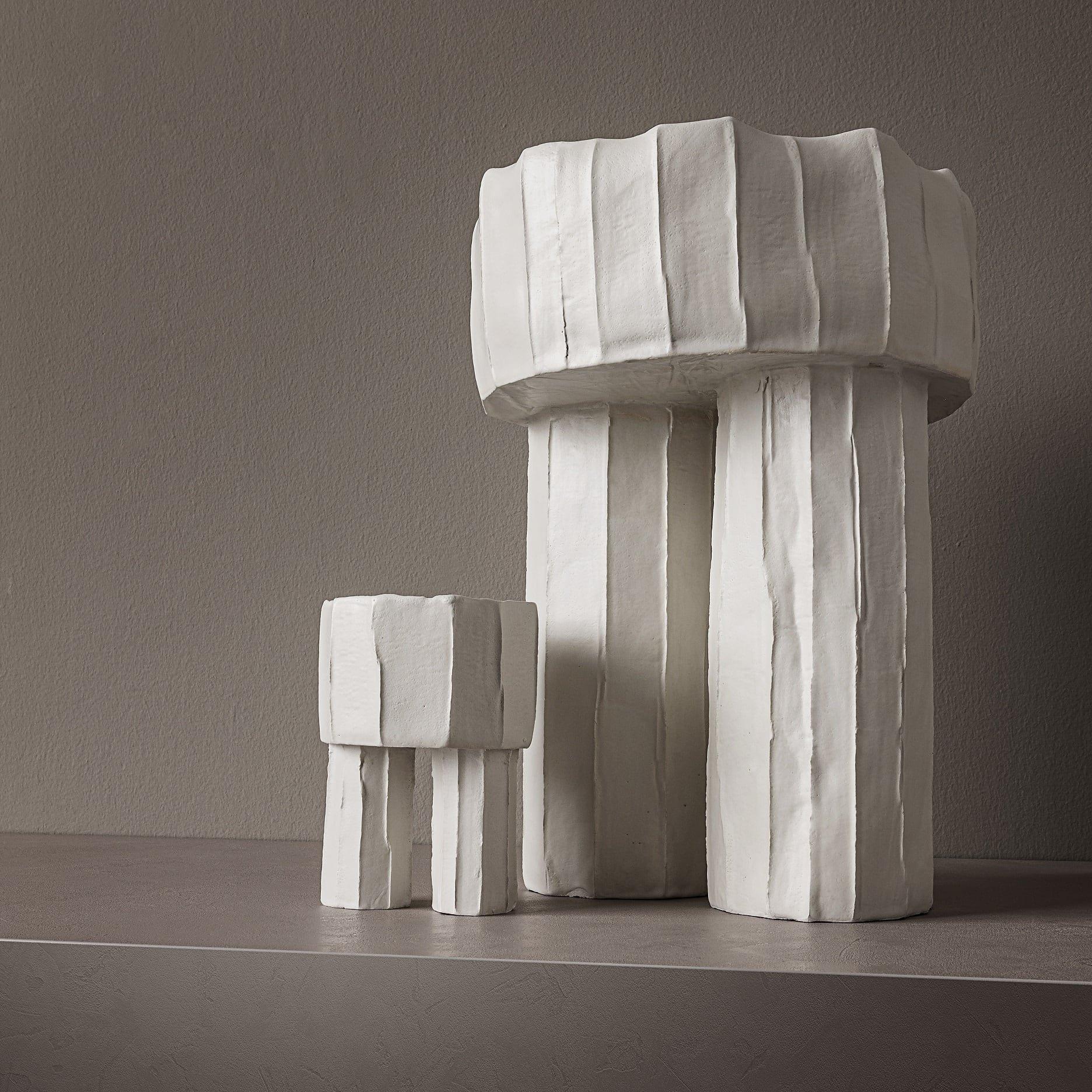 Scultura Signorine di Paola Paronetto
Dimensioni: D 32 x H 45 cm
Materiali: Argilla di carta.

Disponibile anche in diverse dimensioni. Contattateci.

Con le loro gambe formose, le Signorine sono figure gentili e generose. La loro natura amichevole