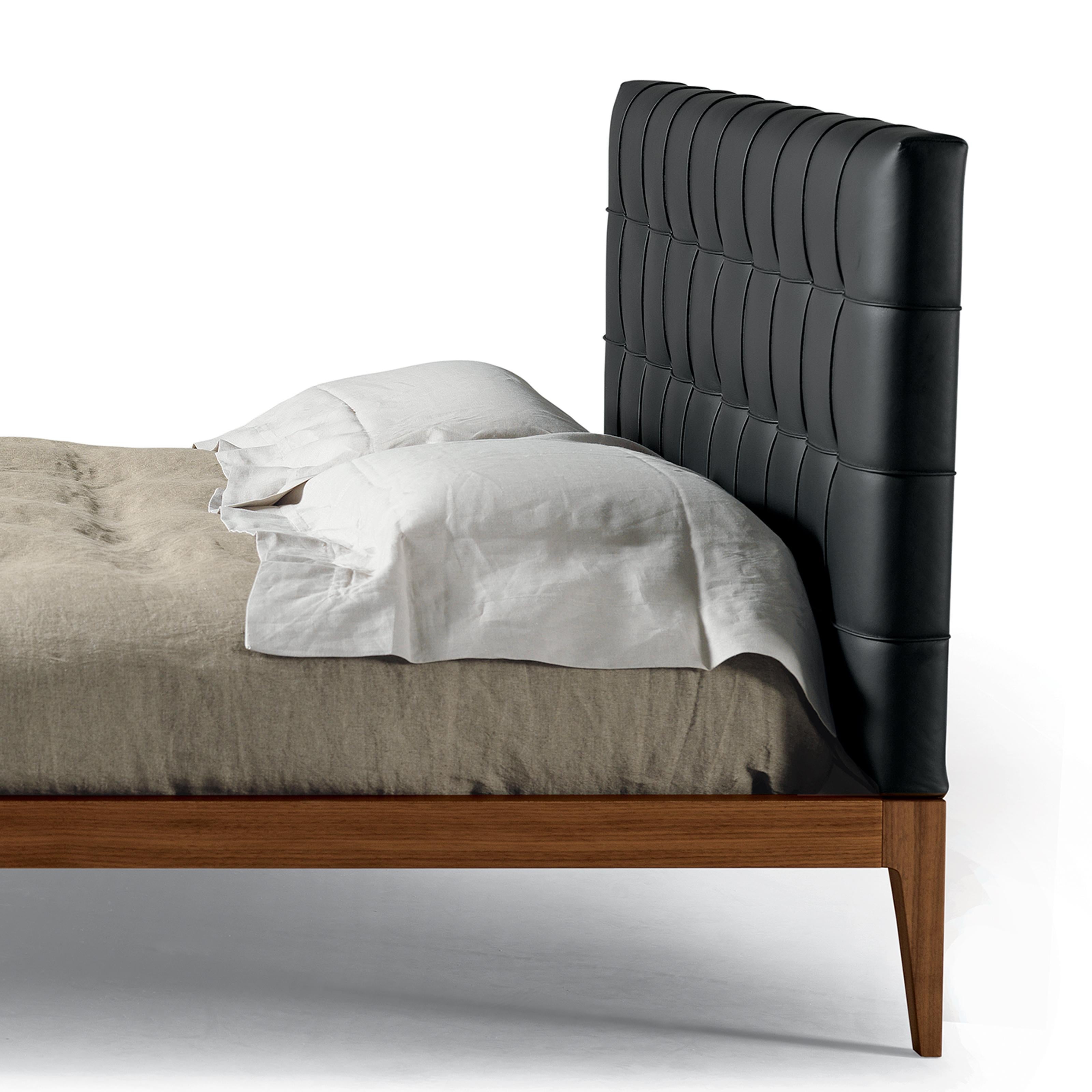 The Dale Italia collection of solid wood beds wouldn’t be complete without a bed with capitonné headboard. Sign,re becomes a statement piece thanks to its padded headboard covered in premium leather. The structure is made of solid walnut wood and