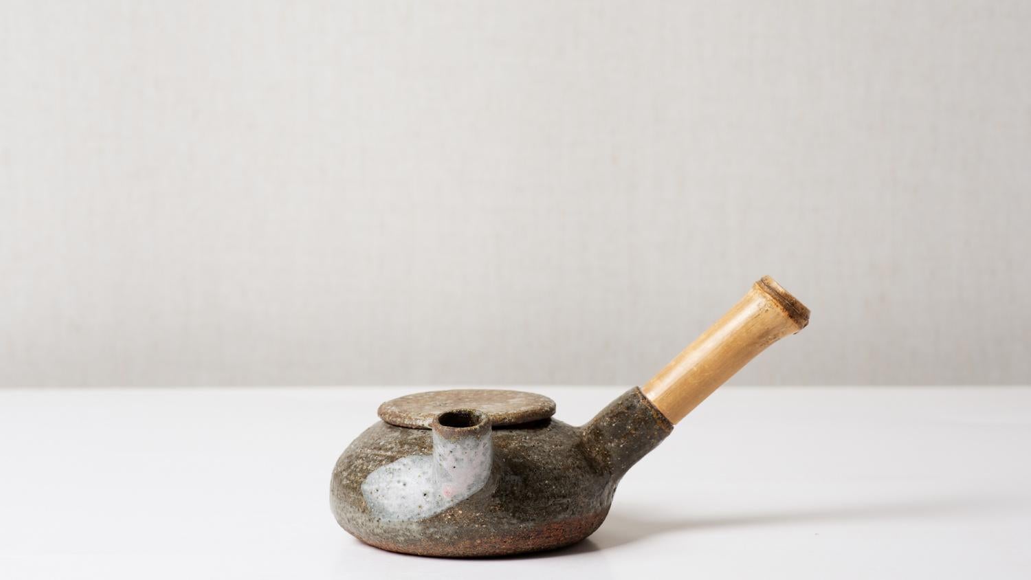Wheel thrown Teapot with bamboo stick - Sculpture by Sigrid Volders 