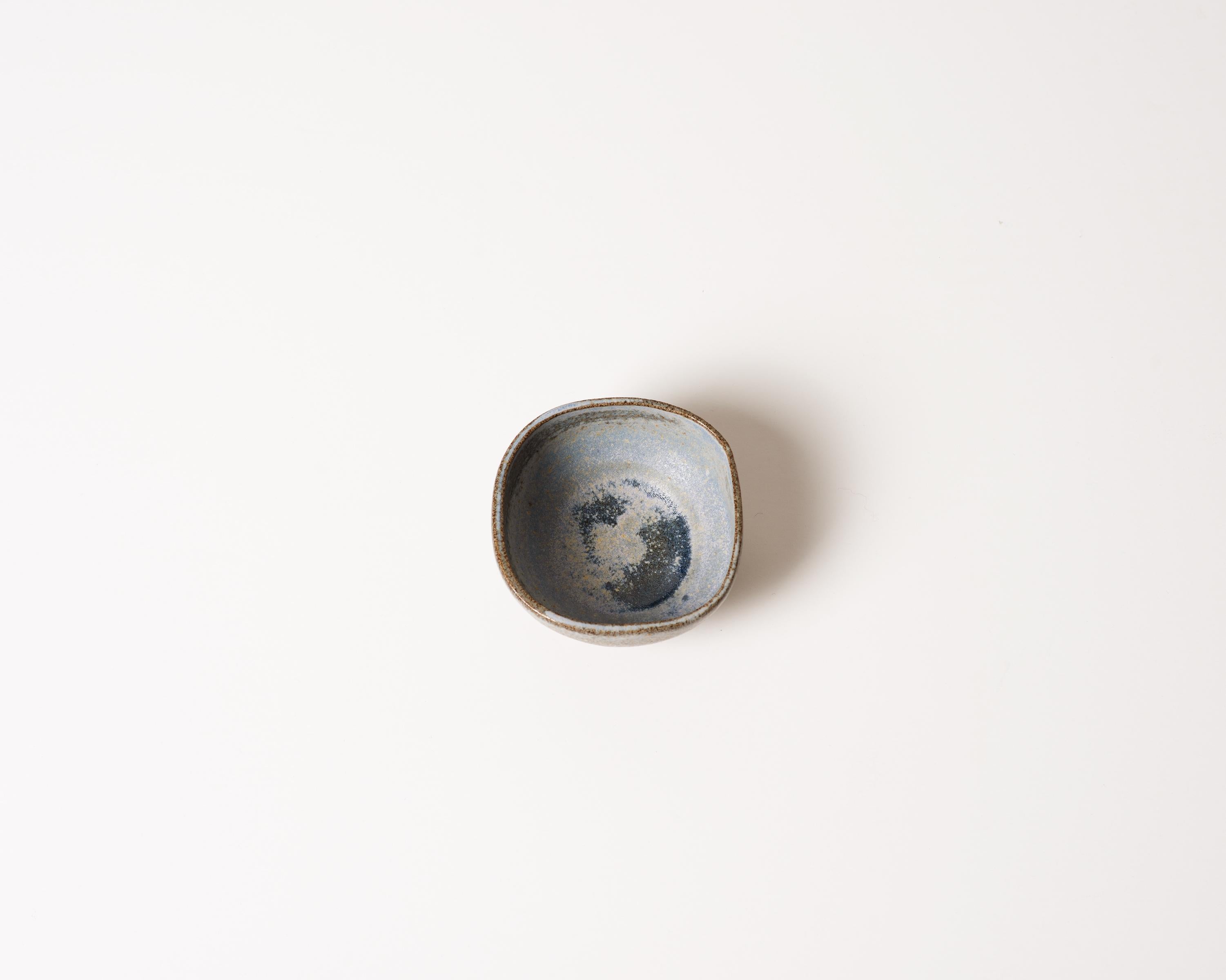 Cup in Grey Speckled Clay with Matte Grey Blue Glaze - Sculpture by Sigrid Volders