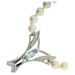 "Libelle " Collier de perles en or blanc avec des brillants et une pierre aigue-marine.