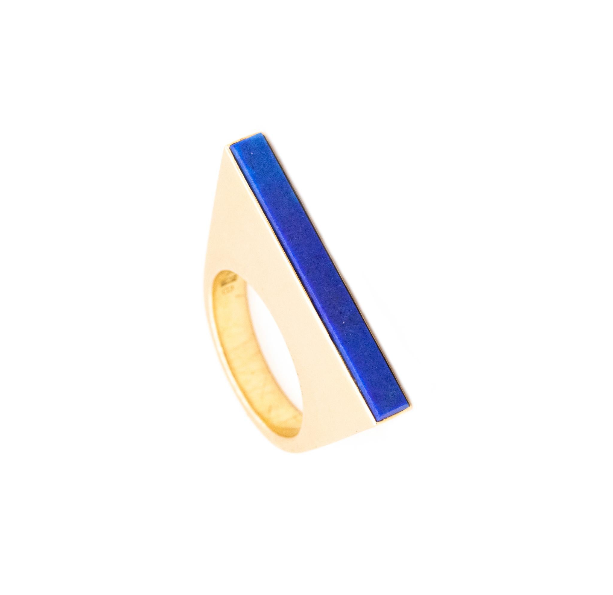 Geometric linear ring designed by Sigurd Persson (1914-2003).

A modernist piece created in Sweden, back  in the 1972 by the artist-sculptor Sigurd Persson. It was crafted, with very clean and recti-linear architectural patterns in solid yellow gold