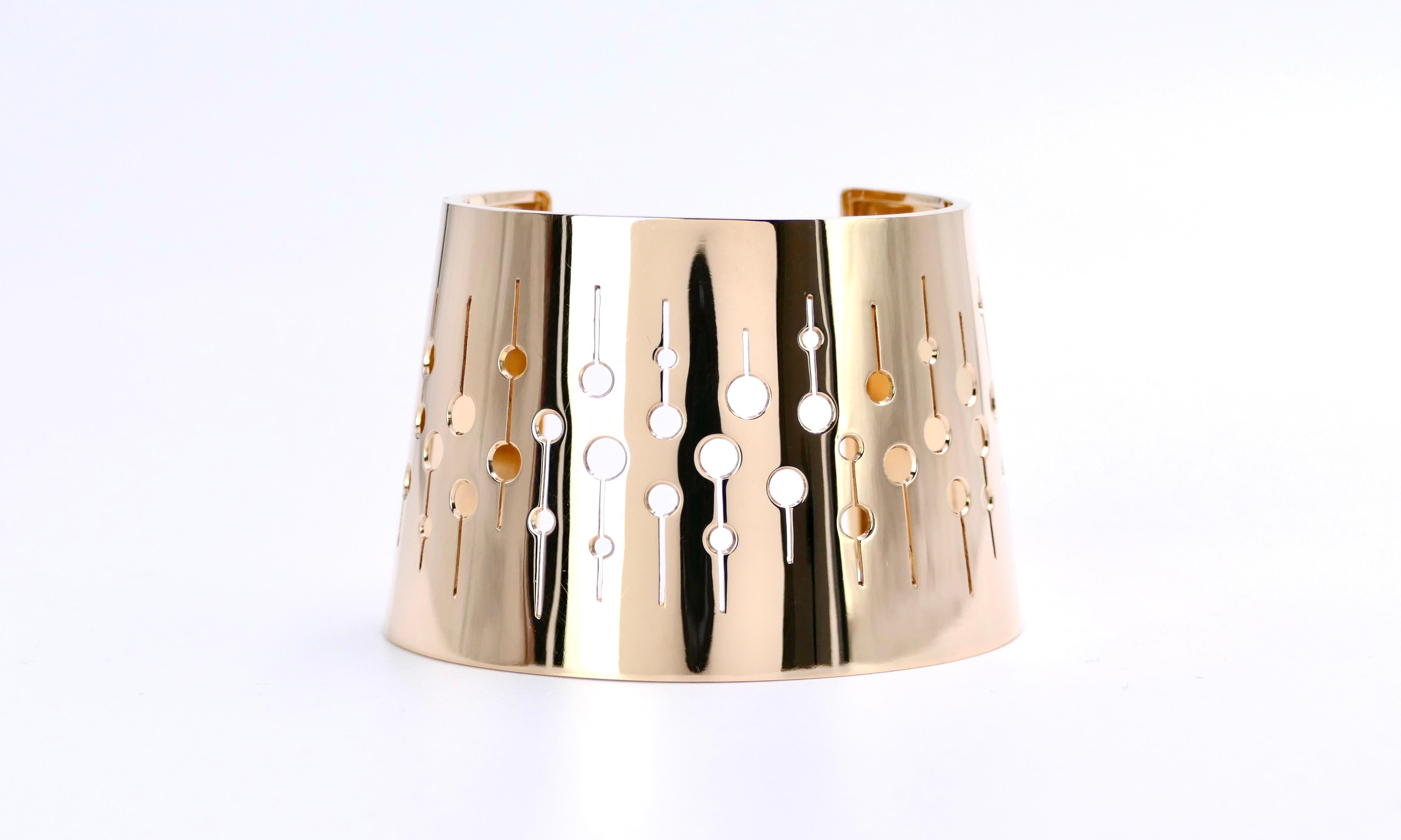Sigurd Persson : un rare bracelet manchette moderniste en or
Bracelet rigide et ouvert à décor géométrique ajouré en or 18ct. Stockholm 1963.
Exécuté par l'orfèvre Johann Wist. 

Sigurd Persson (Suède 1914-2003) était un éminent designer et orfèvre