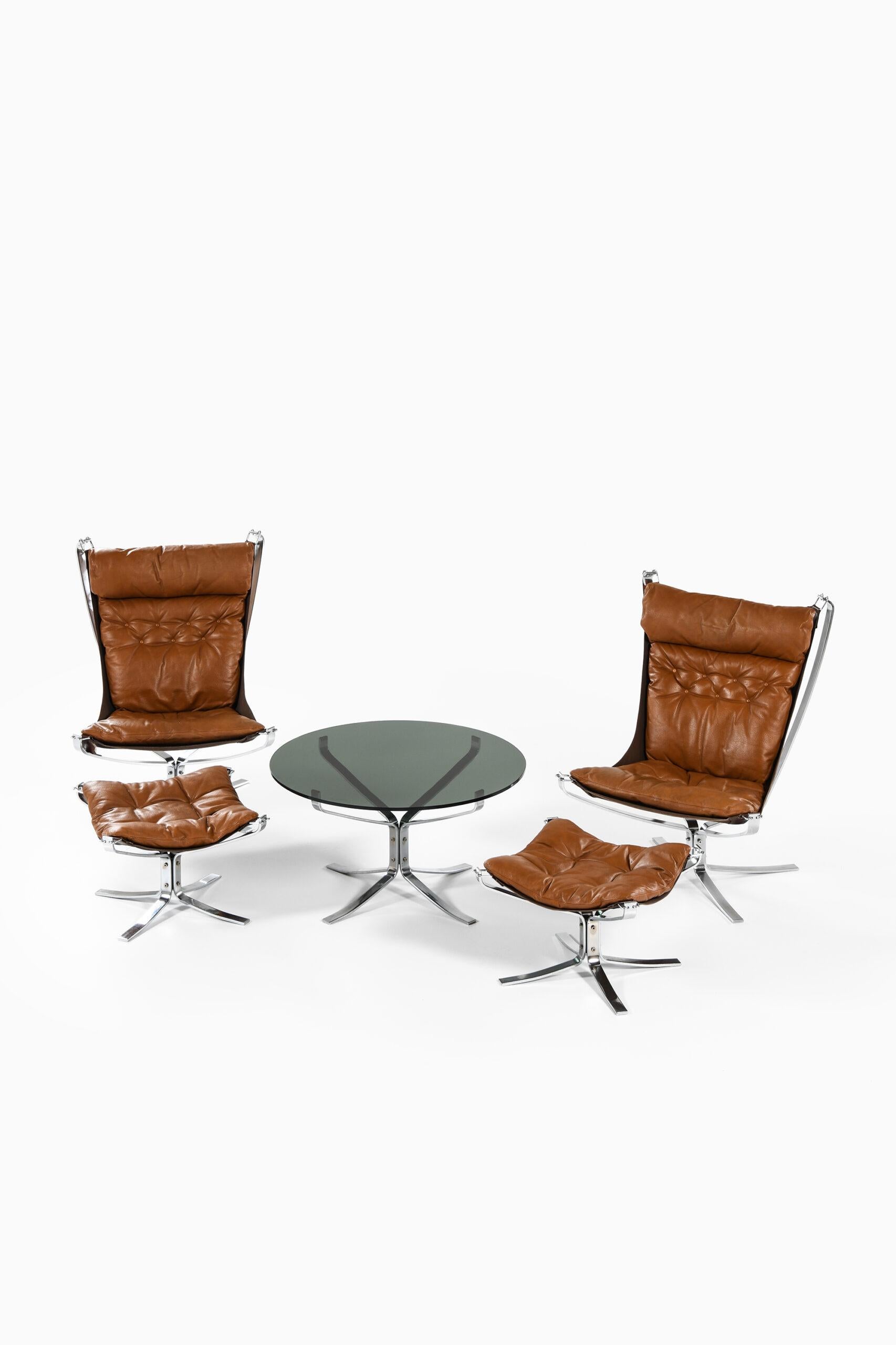 Rare ensemble de sièges composé de 2 fauteuils avec tabourets et d'une table basse modèle Falcon conçu par Sigurd Resell. Produit par Vatne Møbler en Norvège.
Dimensions de la table (L x P x H) : 90 x 90 x 48 cm.
Dimensions des chaises (L x P x H)