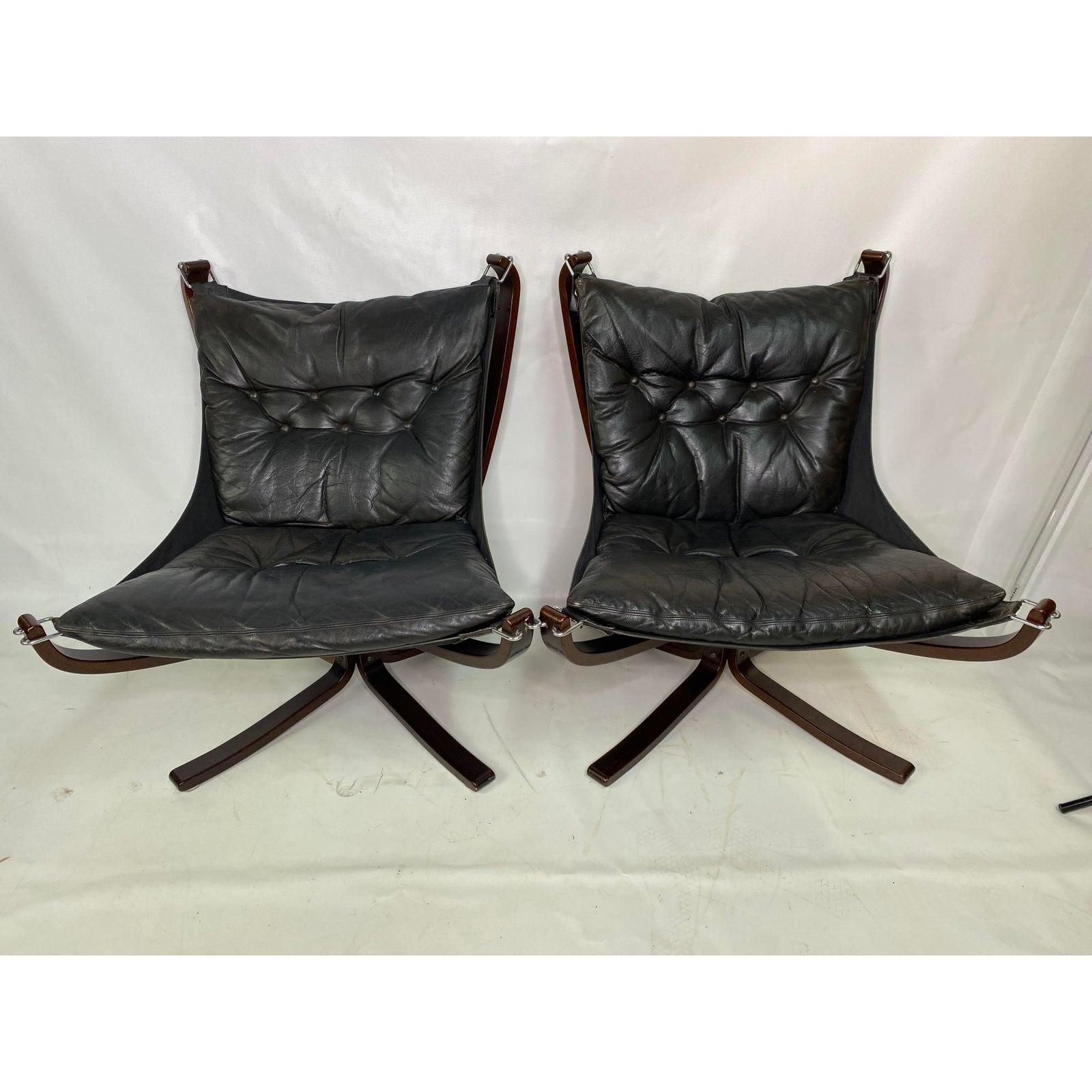 Sigurd Ressel Falcon leather lounge chairs set by Vatne Mobler - Set of 3. Here is a very nice rare fine of three matching Sigurd lounge chairs all original. One chair has a higher back. Measurements of chair are.

Measures: H: 38.5”, D: 30”, W: