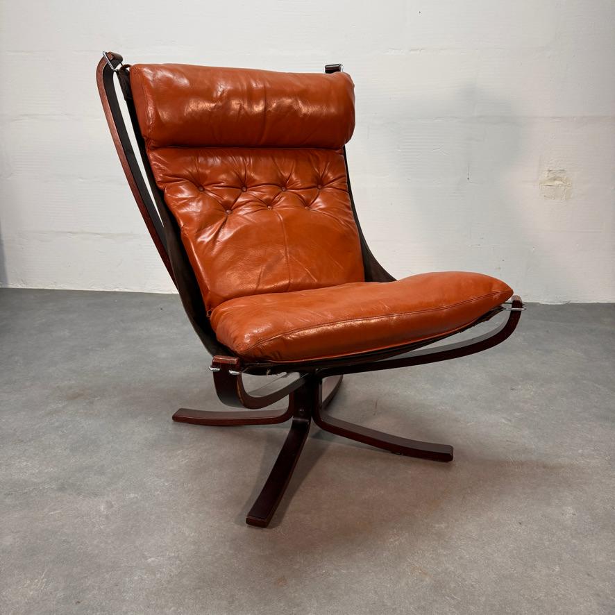 The Falcon Chair is an absolute masterpiece, designed by Sigurd Ressel and manufactured by Vatne Møbler in Norway in the 1970s. 
This iconic model has a high backrest with thicker cushioning to support the head and give you great comfort when