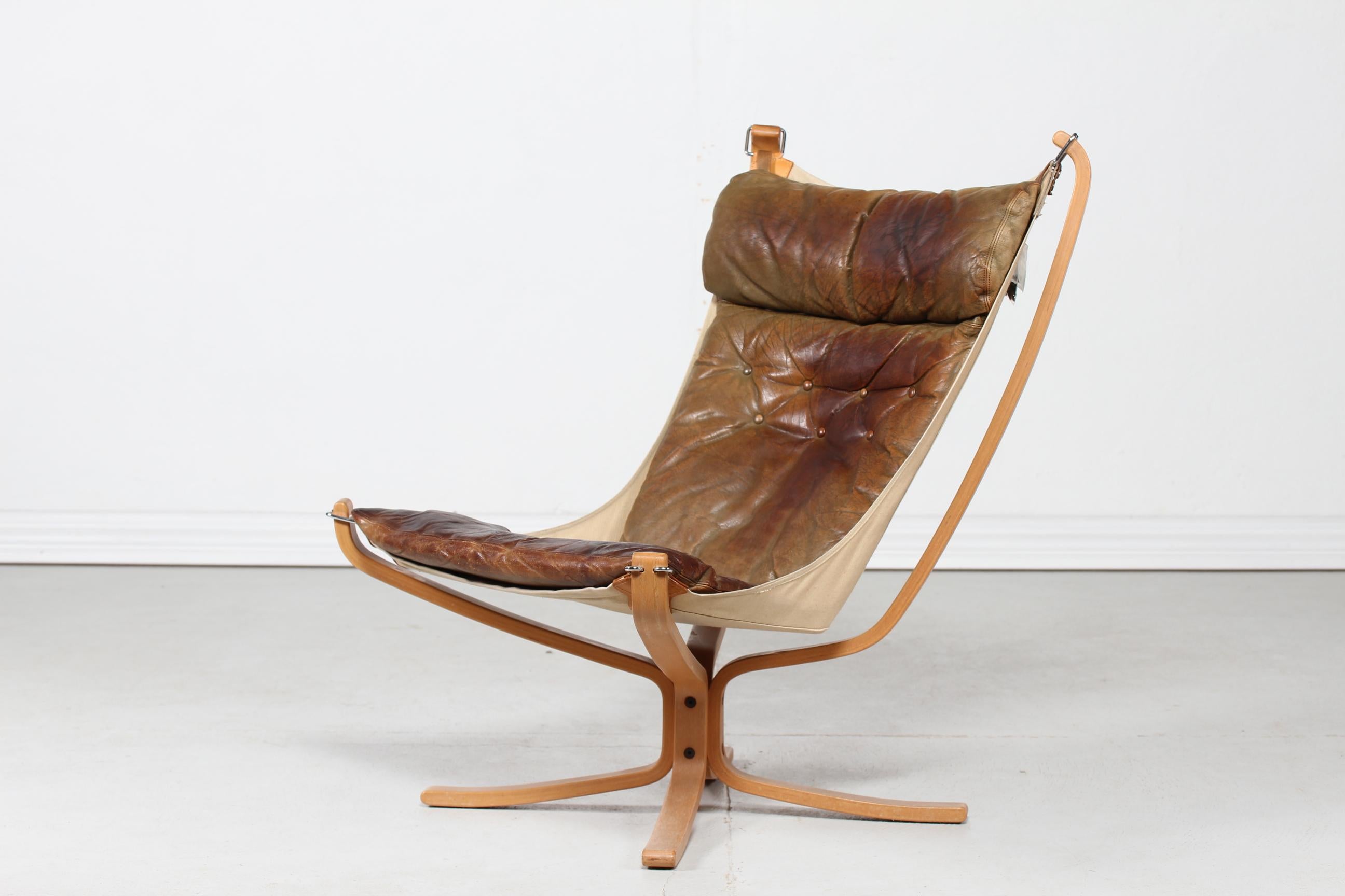 A Falcon easy chairs designed by Sigurd Ressell. Manufactured by Vatne Møbler Norway in 1970s
The chair has got a frame of steam bend beech wood with lacquer stretched with canvas. The cushions are upholstered with genuine brown leather.

Nice