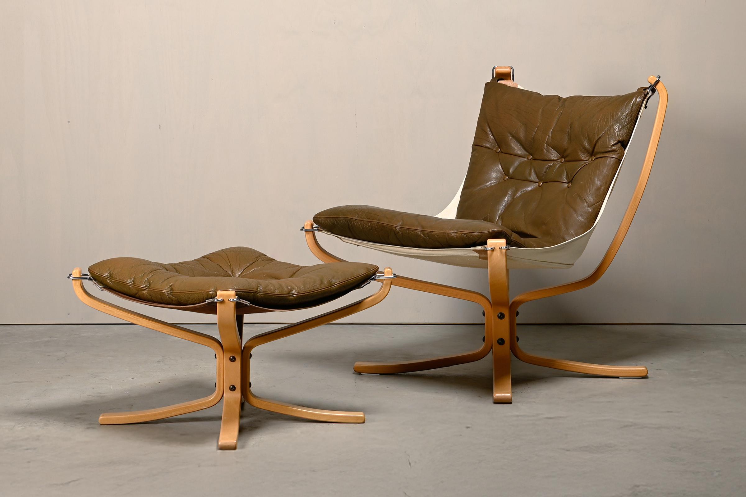 Falcon Lounge Chair und Ottoman, entworfen von Sigurd Ressell für Vatne Møbler, Norwegen, 1970er Jahre. Gebogener Buchenrahmen, verbunden durch eine Metallplatte. Daran ist mit Metallhaken ein Korpus aus Segeltuch mit braunen Lederkissen befestigt.