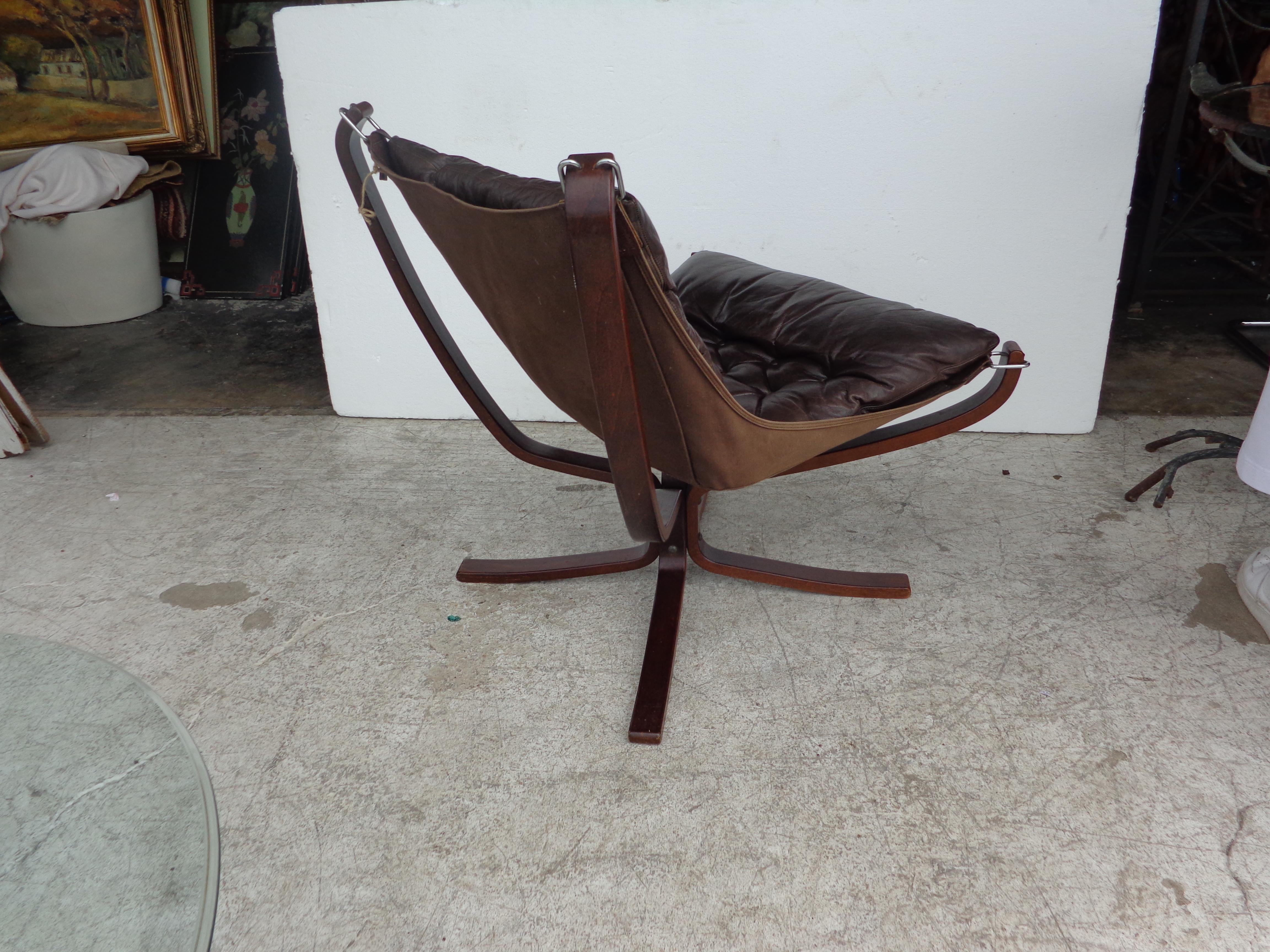 Sigurd Ressell Falcon leather lounge chair by Vatne Mobler

Nicely aged leather with a sculptural bentwood frame in a rosewood stain.


Measures: Height: 38.5 inches / 97.79 cm
Width: 29 inches / 73.66 cm
Depth: 33 inches / 83.82 cm.
 