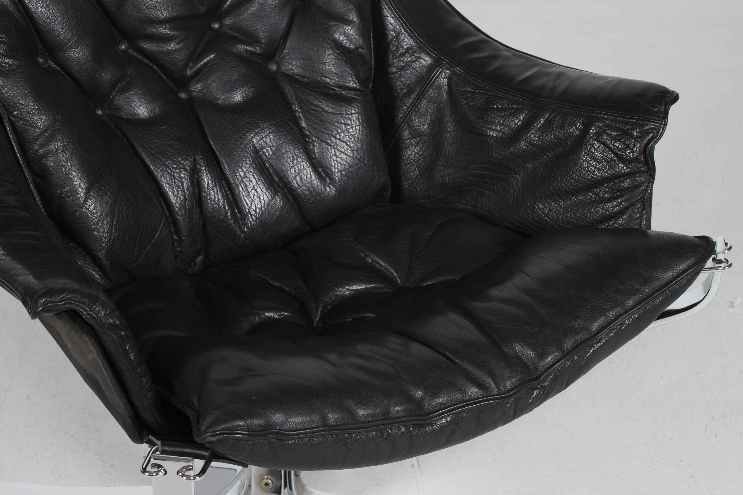 Seltener Falcon-Sessel mit Armlehne und Chromstahlgestell.
Die Kissen sind mit echtem, schwarzem Leder in sehr guter und fester Qualität gepolstert.
Der Stuhl wurde in den 1970er Jahren vom schwedischen Unternehmen Vatne Møbler hergestellt.