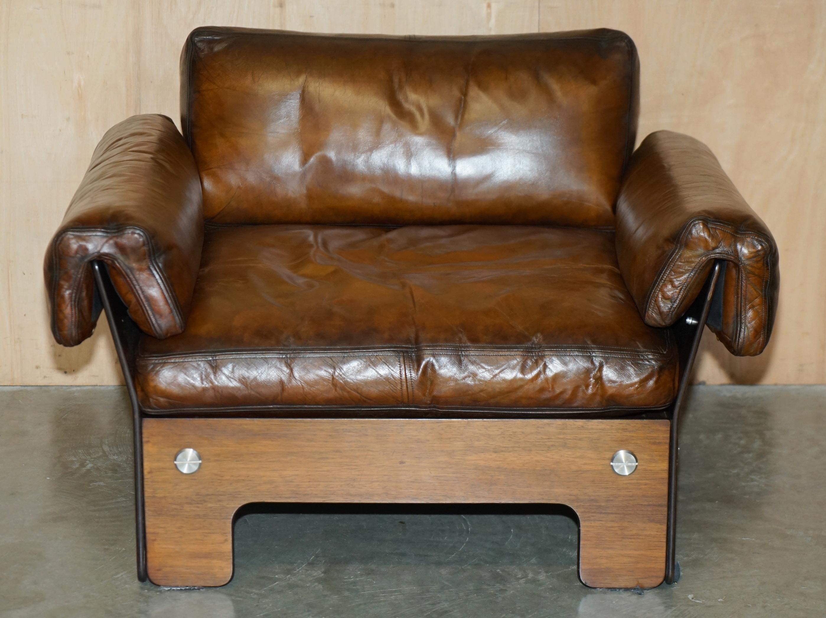 Art Deco SIGURD RESSELL FOR VATNE MOBLER HARDWOOD BROWN LEATHER SOFA ARMCHAiR TABLE SUITE For Sale