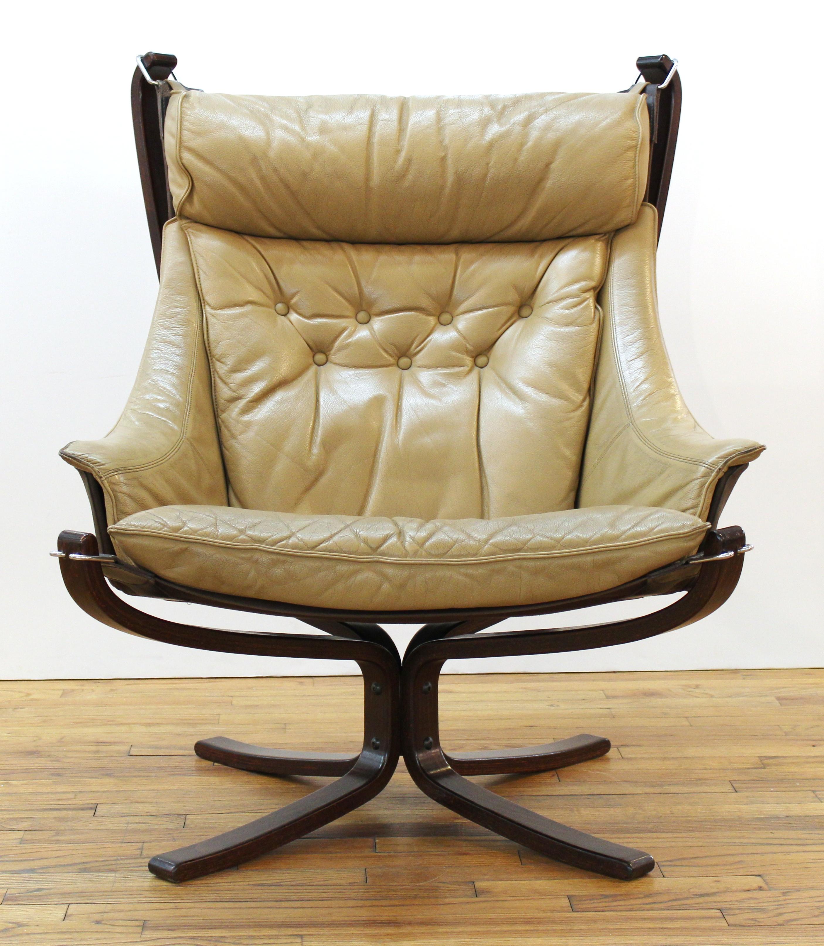 Sigurd Ressell for Vatne Mobler Scandinavian Mid-Century Modern 'Viking' lounge chair with Poltrona Frau leather upholstery, circa 1980. Makers label on the bottom.