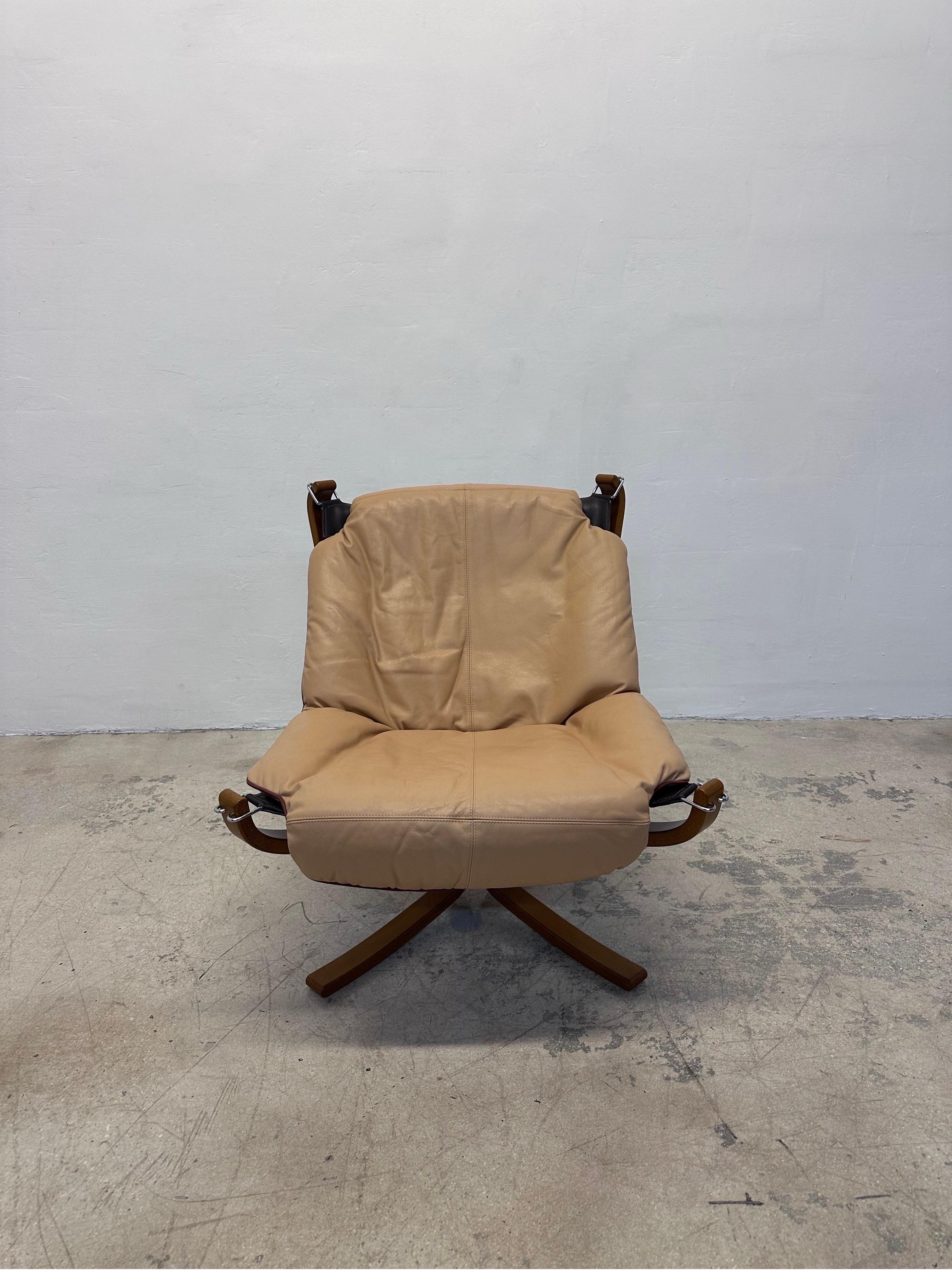 Mid-Century Norwegian Falcon lounge chair with tan leather cushioned sling seat on a bentwood base by Sigurd Ressell for Vatne Mobler circa 1970s.