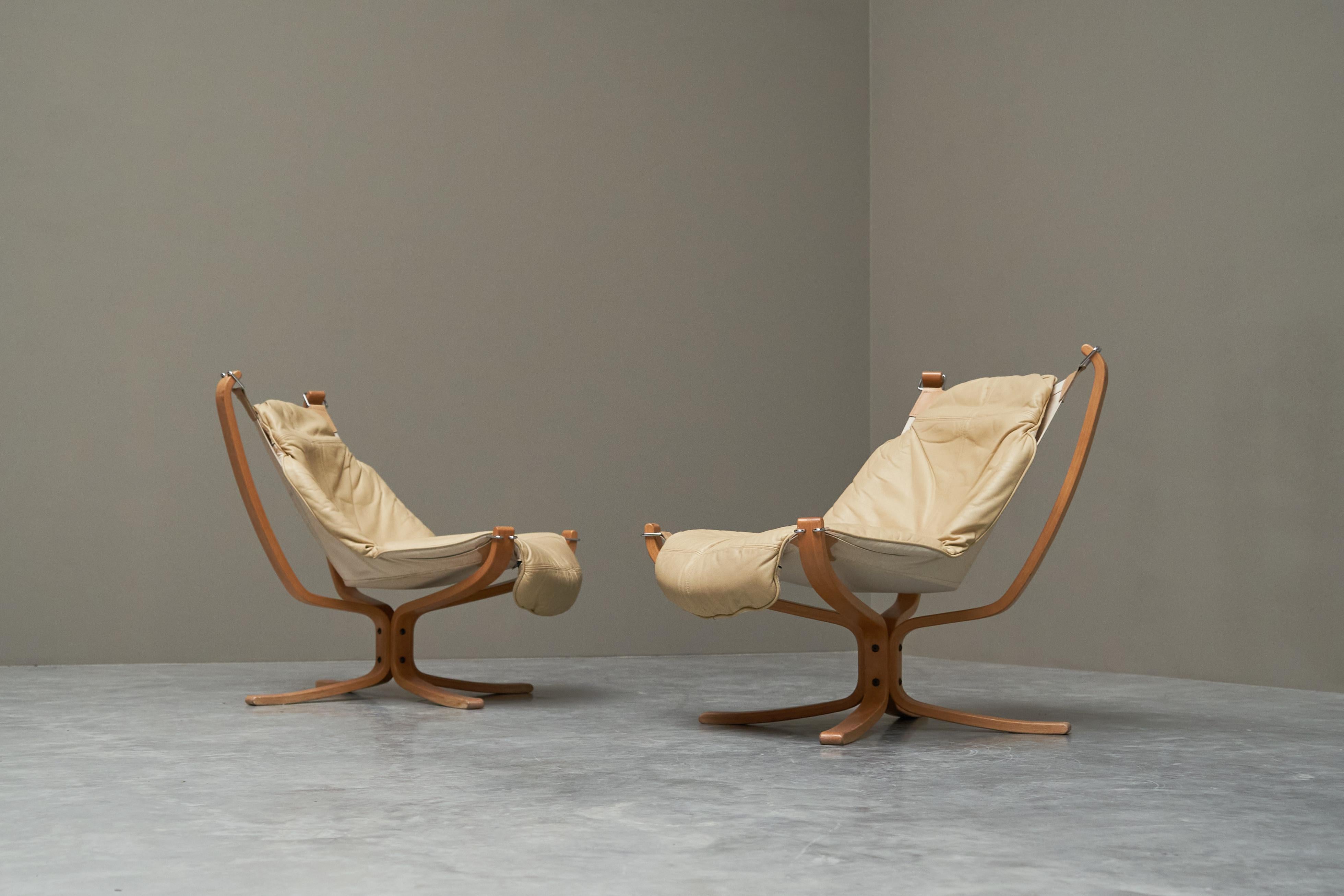 Sigurd Ressell Pareja de sillones Falcon de cuero, lona y abedul para Vatne Møbler Noruega Años 70

Se trata de un par de tumbonas Falcon muy elegantes y cómodas, obra de Sigurd Ressell para Vatne Møbler, Noruega, década de 1970.

Las sillas Falcon
