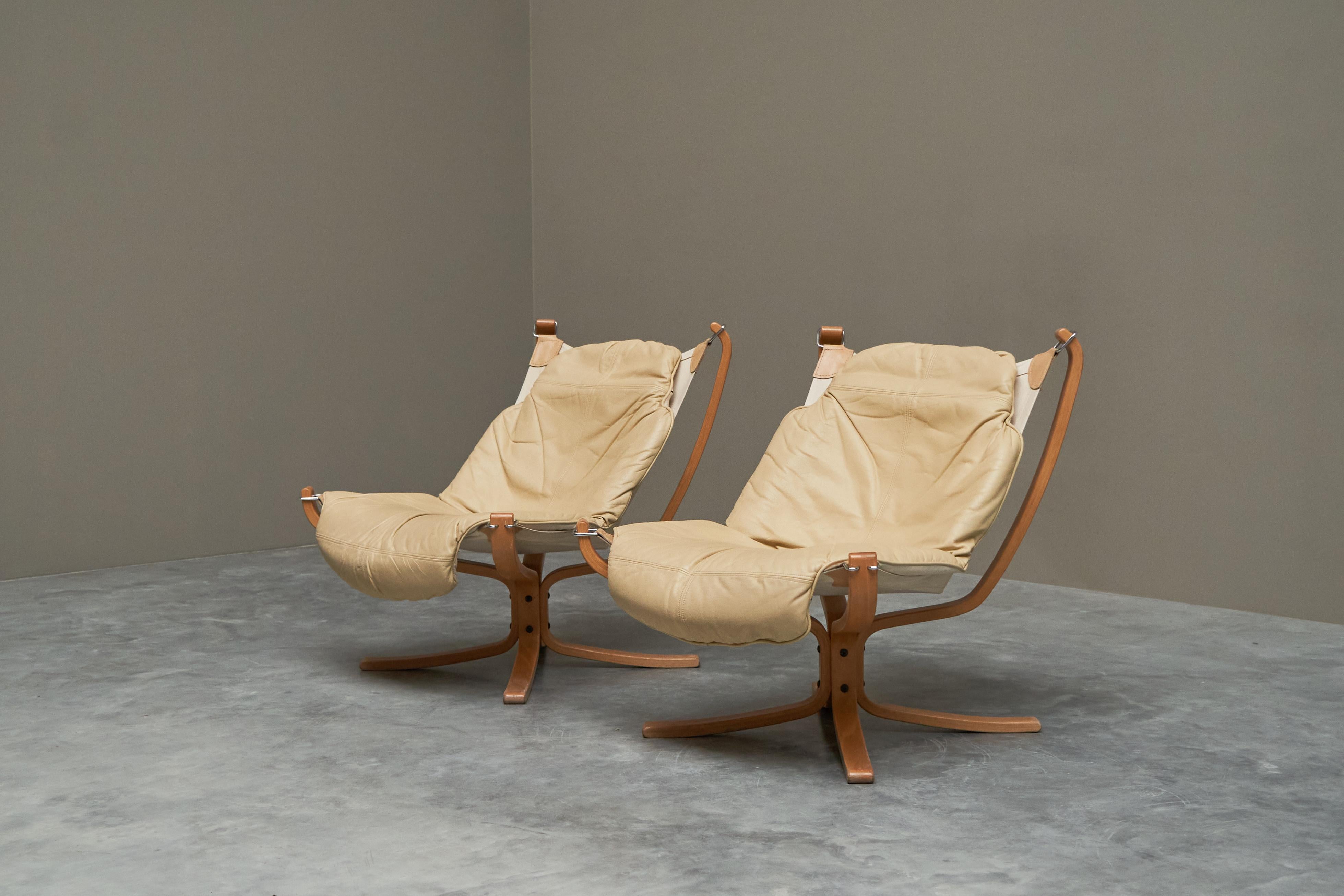 Sigurd Ressell Pareja de sillones Falcon de cuero, lona y abedul Años 70 Hecho a mano en venta