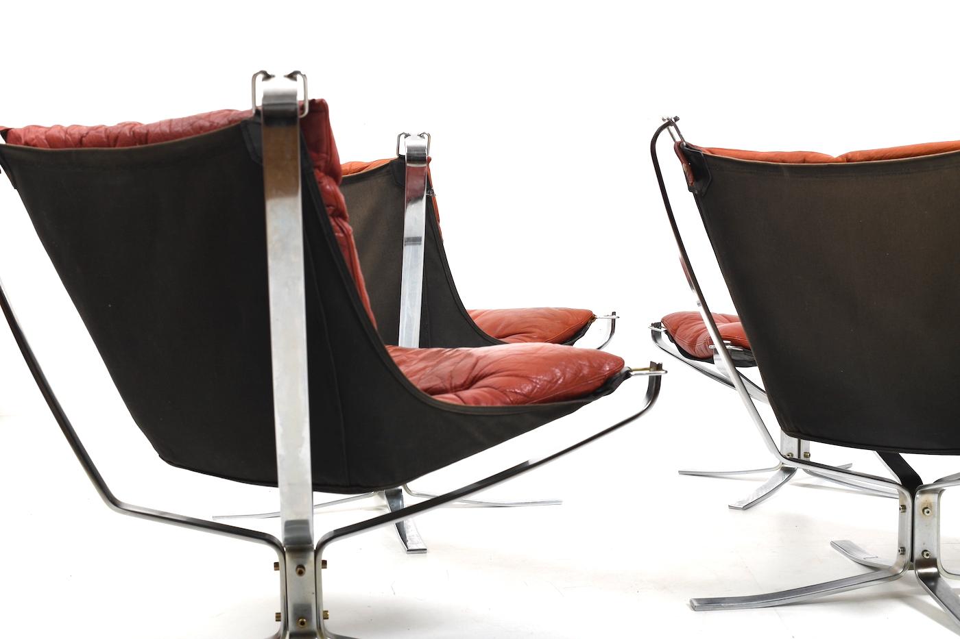 Sigurd Ressell set of 2 Falcon lounge chairs and 1 ottoman in Indian red leather and chrome base. Designed 1971 for Vatne Møbler Norway.
This set is fproduced early 1970s. In beautiful vintage condition with patinated „Indian Red“ leather. 
-
H. 82