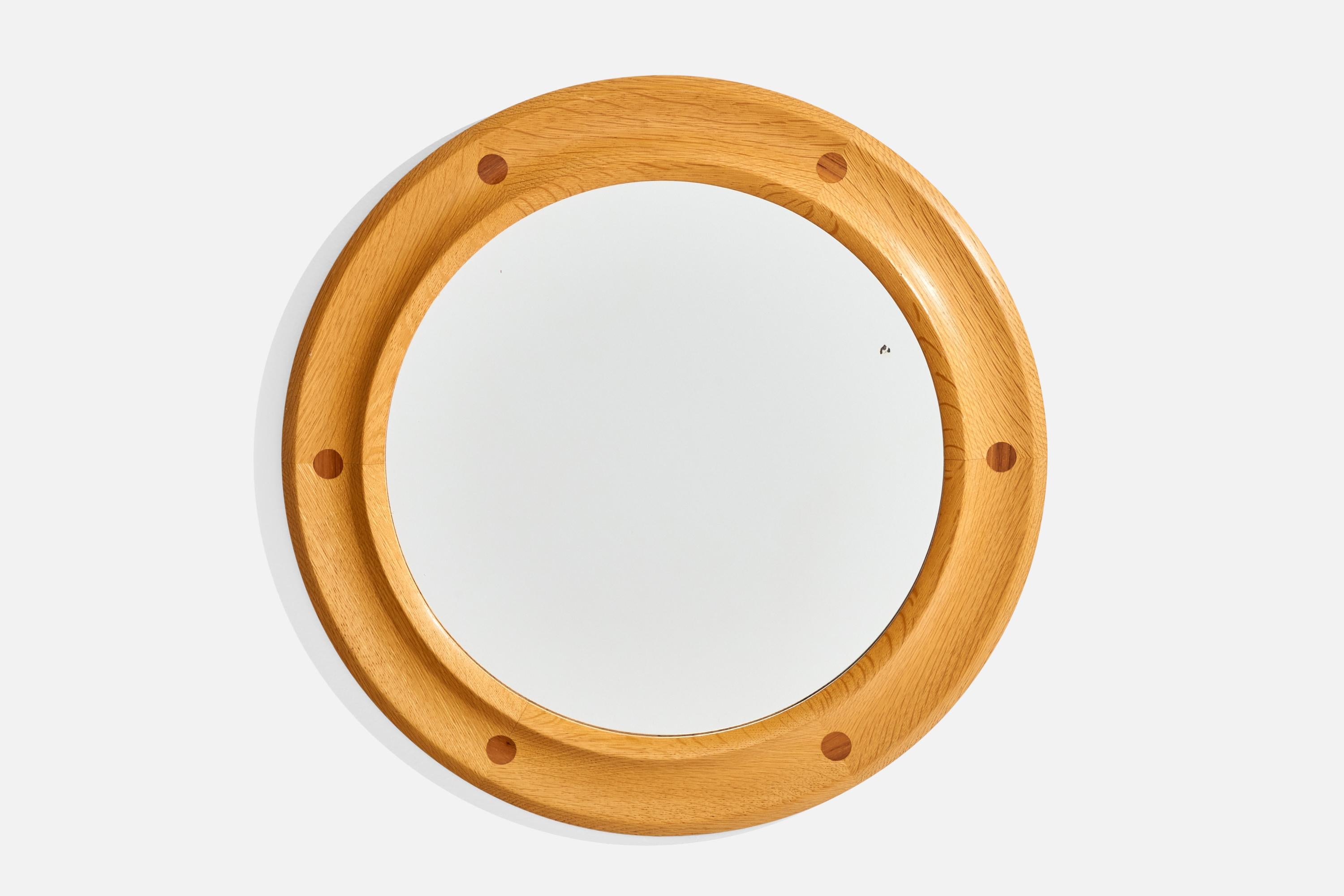 Miroir en marqueterie de chêne et de teck conçu par Sigvard Bernadotte & Acton Bjørn, produit par Fröseke, Suède, c.C. années 1960.

Dimensions globales (pouces) : 18