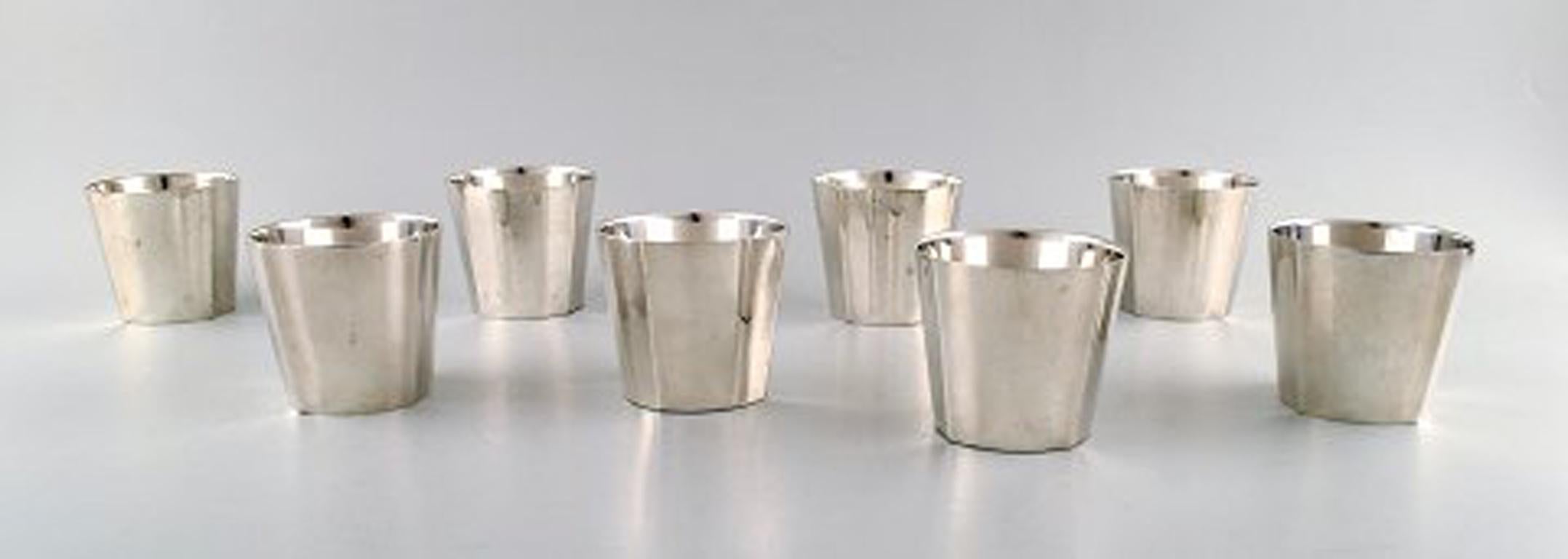 Sigvard Bernadotte for Gense. A set of 8 hunting/vodka beakers in plated silver.
Modern Swedish design, 1960s.
Stamped.
In perfect condition.
Measures: 8 cm x 7 cm.