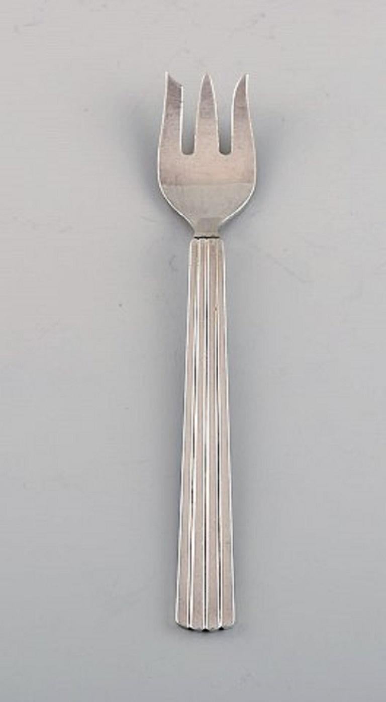 Sigvard Bernadotte for Georg Jensen. Twelve Bernadotte cake forks in sterling silver.
Measures: 14 cm.
Stamped. Various stamps.
In excellent condition.
Our skilled Georg Jensen silversmith / goldsmith can polish all silver and gold so that it