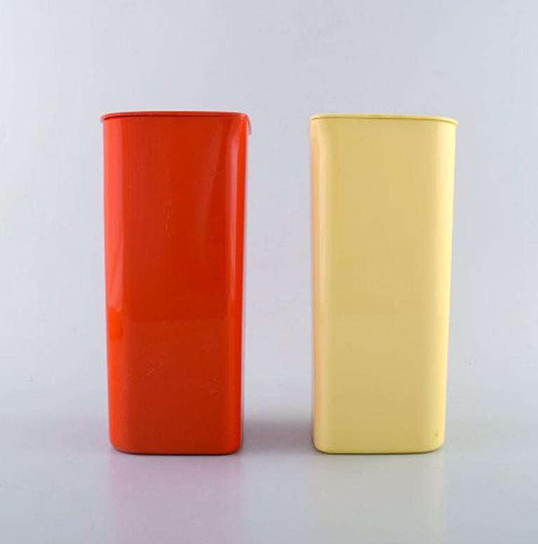 Sigvard Bernadotte for Husqvarna. A pair of modernist jugs in a stylish design. Red and cream colored plastic, 1970s.
In very good condition.
Stamped.
Measures: 21 x 12 cm.