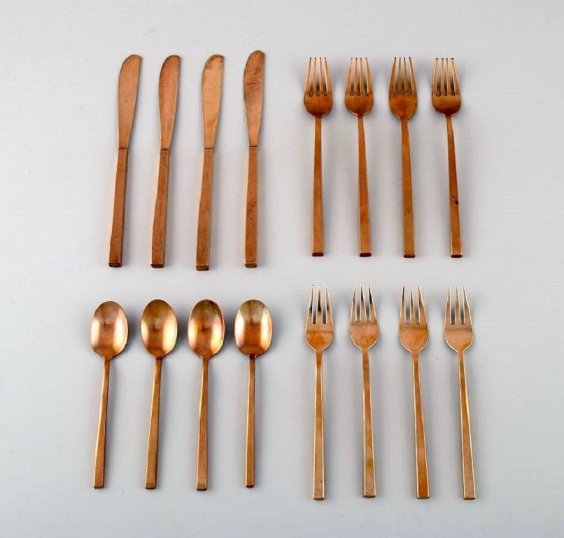 Sigvard Bernadotte 'Scanline' brass cutlery. Complete dinner service for 10 people. Danish design 60s / 70s.
Consisting of ten dinner knives, ten dinner forks, ten tablespoons, a carving set and a serving spoon.
The dinner knife measures: 21