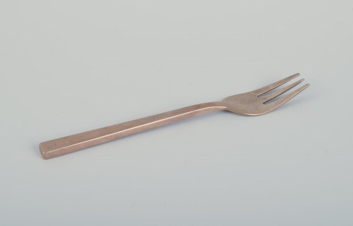 Sigvard Bernadotte 'Scanline' brass flatware. Four-person dinner set. 20 pieces In Excellent Condition For Sale In Copenhagen, DK