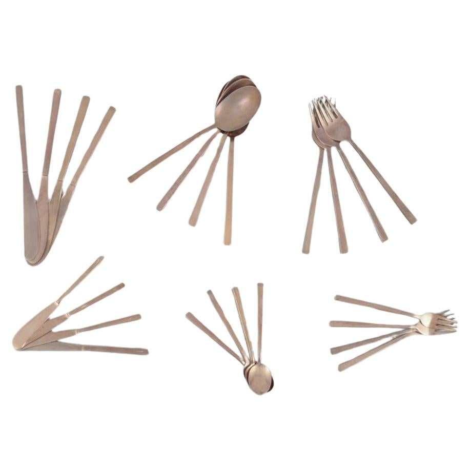 Couverts en laiton 'Scanline' de Sigvard Bernadotte. Service de table pour quatre personnes. 20 Pieces