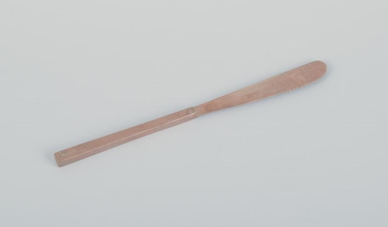 Sigvard Bernadotte „Scanline“ Besteck aus Messing.
Sechs Tafelmesser und sechs Tafelgabeln.
Dänisches Design aus den 1960er/70er Jahren.
Markiert: Scanline.
In ausgezeichnetem Zustand.
Messer: L 21,2 cm.
Gabel: L 17,4 cm.