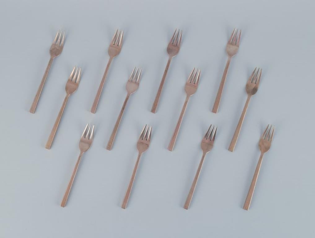 Sigvard Bernadotte 'Scanline' cutlery set in brass.
Complete dinner service for six people.
Comprising six dinner knives, six dinner forks, six dinner spoons, six coffee spoons, and seven assorted serving pieces, including a carving set, two large