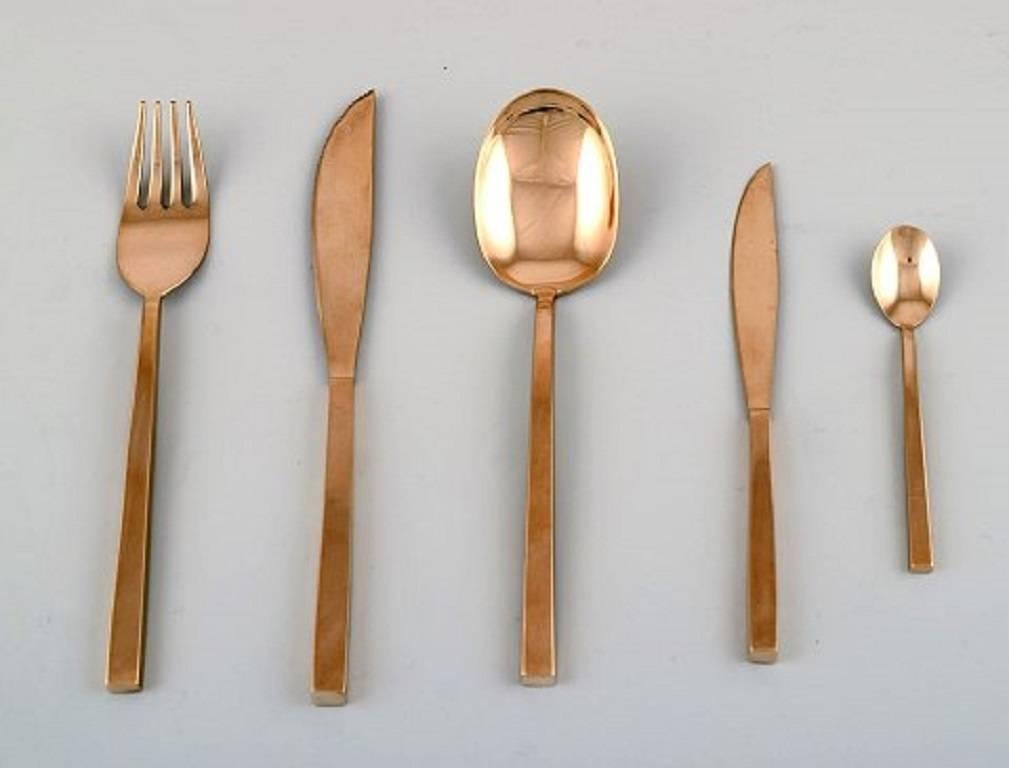 Sigvard Bernadotte 'Scanline' cutlery complete for 4 persons. 
Comprising of: Four knives, four forks, four dessert spoons, four butter knives, four tea spoons and three serving pieces. 
A total of 23 parts.
In very good condition. Danish design