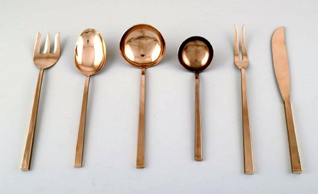 Sigvard Bernadotte 'Scanline' cutlery in brass complete for six people.
Comprising of: Six dinner knives, six dinner forks, six soup spoons, six coffee spoons, six various serving items.
A total of 30 piece.
In very good condition.
Danish design