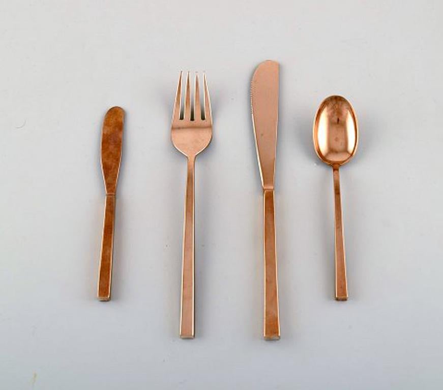 Sigvard Bernadotte 'Scanline' cutlery in brass complete for 4 persons.
Consisting of: 4 knives, 4 forks, 4 dessert spoons, 4 butter knives, meat fork, cold meat fork, soup ladle and fruit knife.
In excellent condition. Danish design 60 /
