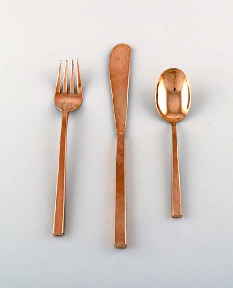 Sigvard Bernadotte 'Scanline' cutlery in brass complete for 4 p. 
Consisting of: four knives, four forks, four spoons, one fruit knife, one cheese knife and one meat fork. 
In excellent condition. Danish design 1960s-1970s.
Knife measures 21 cm.