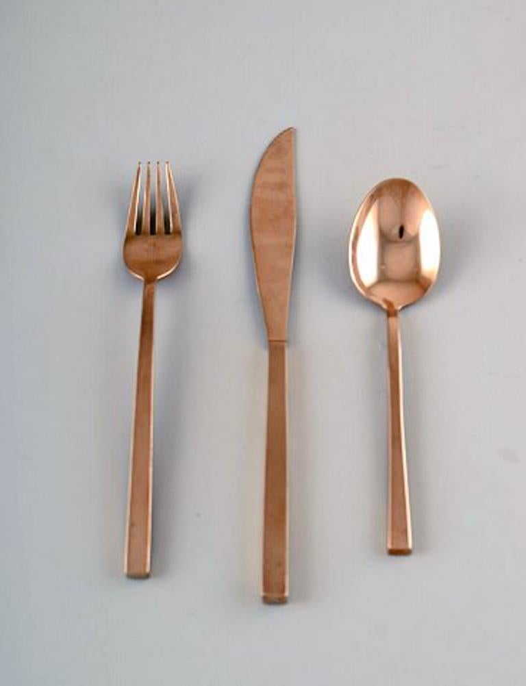 Sigvard Bernadotte 'Scanline' cutlery in brass complete for 6 person
Consisting of: 6 knives, 6 forks, 6 spoons, carving set and a meat fork.
In excellent condition.
Danish design 1960s-1970s.
Knife measures 20.5 cm. Meat fork measures: 28.5