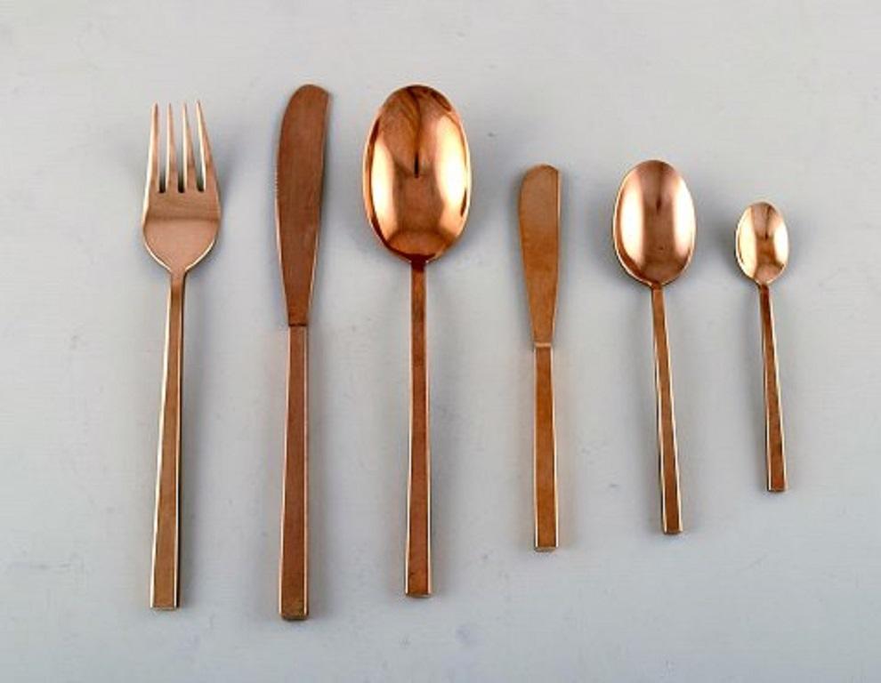 Sigvard Bernadotte 'Scanline' cutlery in brass complete for four people. Consisting of four knives, four forks, four spoons, four butter knives, four mocha spoons, four tea spoons, carving set, serving spoon and sauce spoon.
In excellent condition.