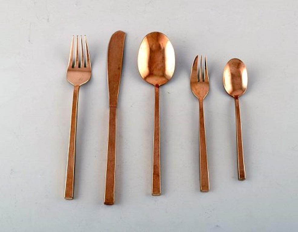 Sigvard Bernadotte 'Scanline' cutlery in brass complete for six people. Consisting of six knives, six forks, six spoons, six pastry forks, six tea spoons, jam spoon, serving spoon, serving spade and soup ladle.
In very good condition. Danish design