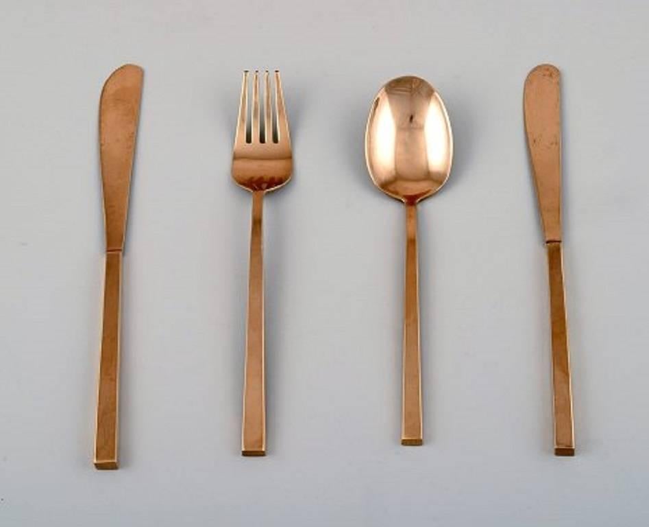 Sigvard Bernadotte 'Scanline' cutlery of brass complete for 12 persons. Consisting of: 12 dinner knives, 12 dinner forks, 12 soup spoons, 12 butter knives, various serving pieces. 
A total of 51 parts.
In very good condition. 
Danish design