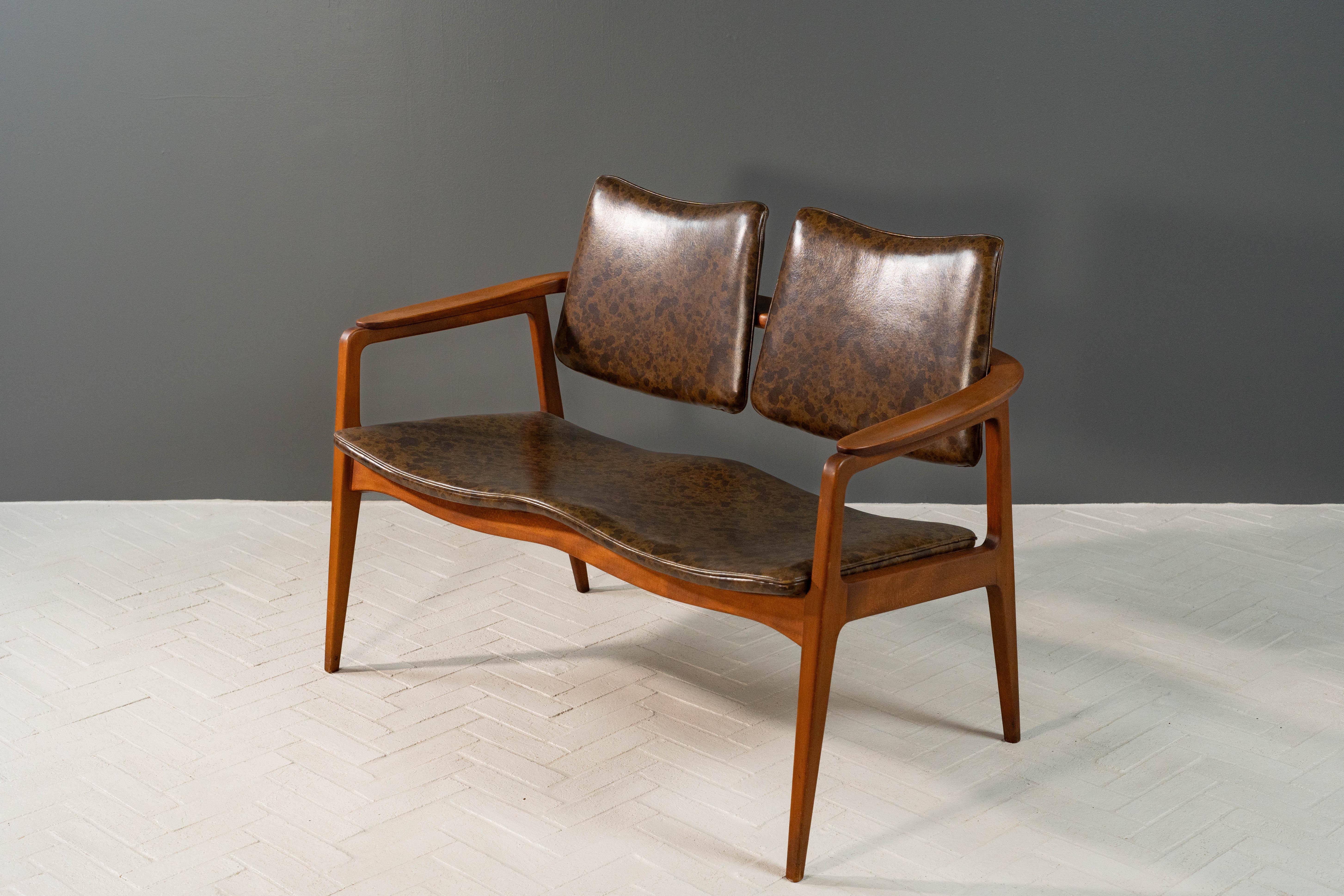 Danimarca, circa anni '50. Uno scarso divano o panca modello FD132 di Sigvard Bernadotte per France & Daverkosen - venduto da John Stuart di New York. Presenta una struttura in faggio massiccio con finitura color ambra chiaro, un sedile doppio e